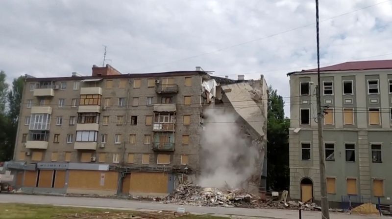 Una vista muestra parte de un edificio residencial colapsado luego de que fuera atacado por un ataque militar en medio de la invasión de Rusia a Ucrania en la región de Jarkov, Ucrania, en esta imagen tomada de un video publicado el 16 de julio del  2022. Servicio de Emergencia de Ucrania/Handout via REUTERS