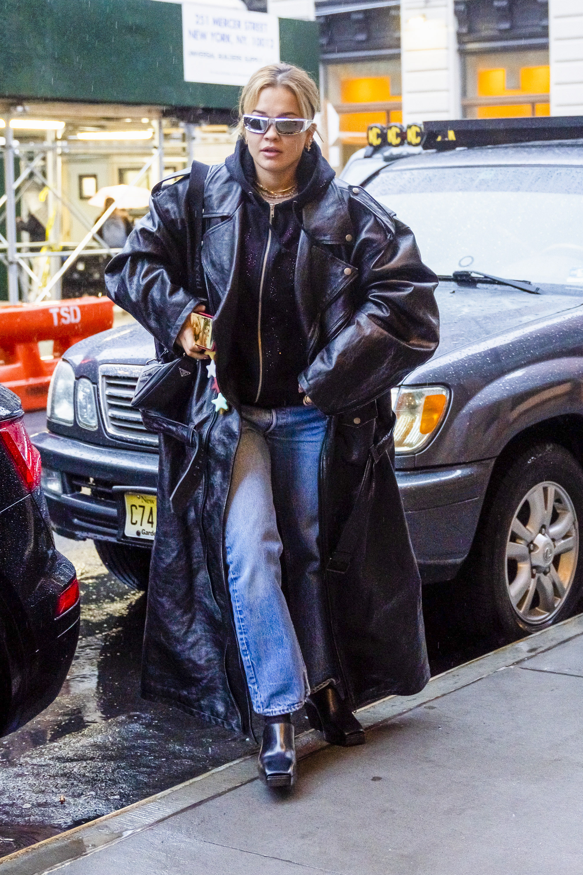 Rita Ora le hizo frente al día gris de Nueva York y salió a pasear por su vecindario en Manhattan. Para ello, la artista lució un jean clarito, un buzo negro que combinó con un trench, botas de cuero, cartera y lentes de sol