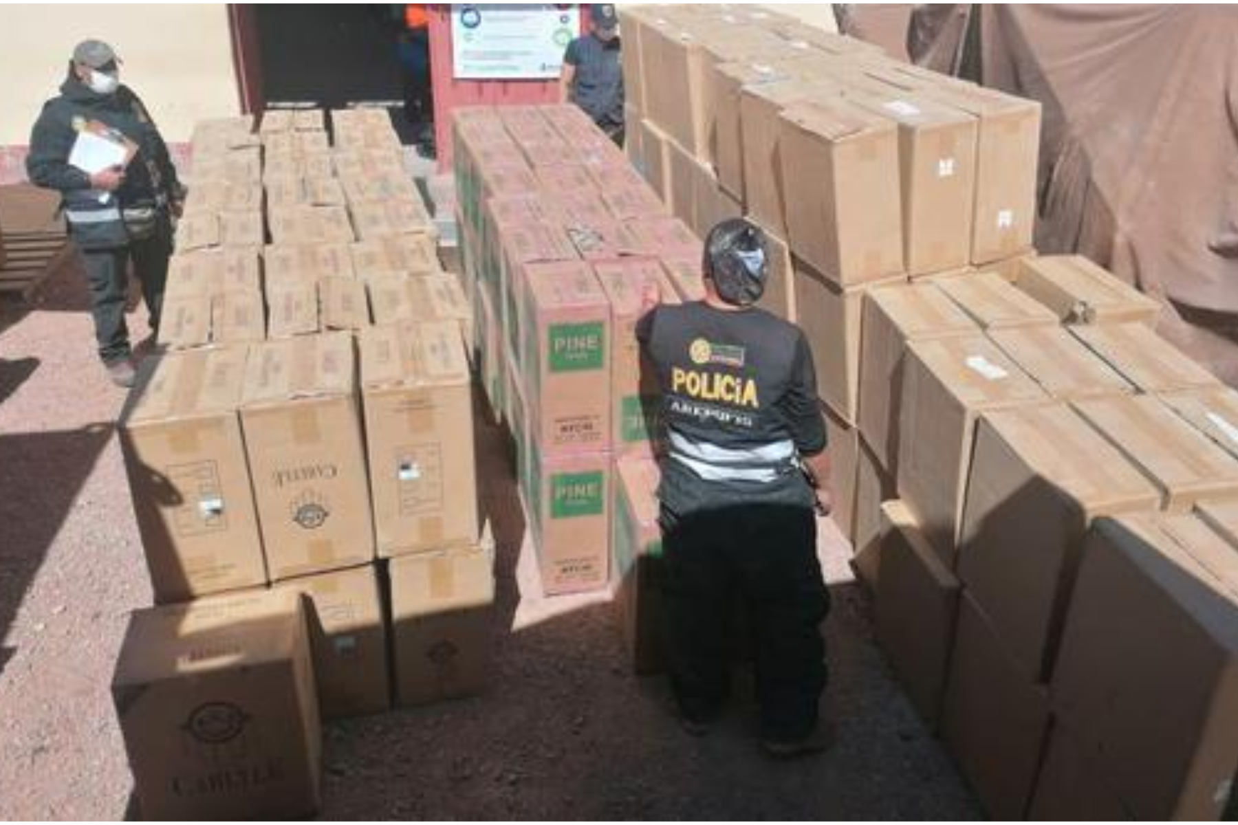 Pnp Y Aduanas Incautaron Camión Con Dos Millones De Cigarros Contrabando Infobae