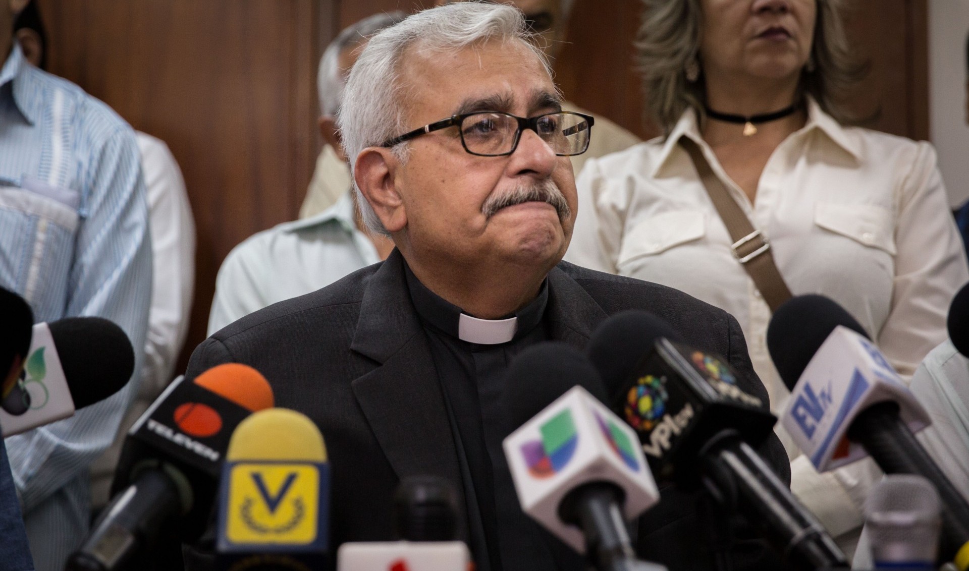  El sacerdote José Virtuoso (c) habla con la prensa durante la jornada de elecciones presidenciales en Caracas (Venezuela). 