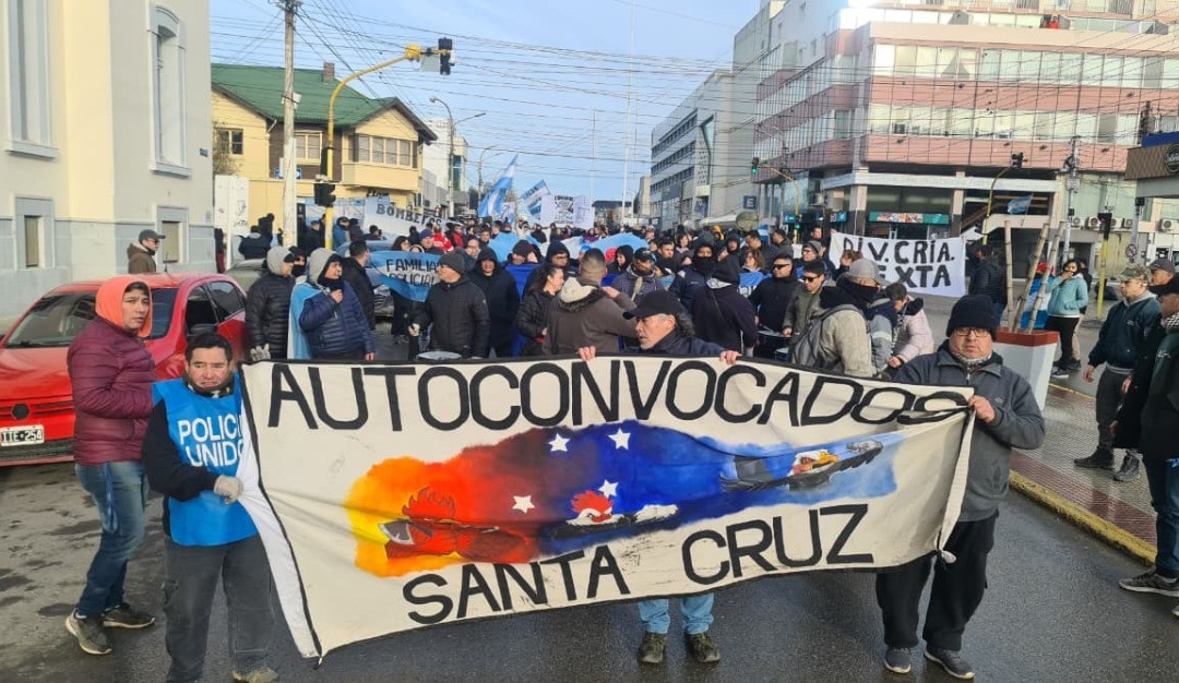 Conflicto salarial con la Polic&iacute;a en Santa Cruz: protestas, acampe y refuerzo de fuerzas federales de Naci&oacute;n