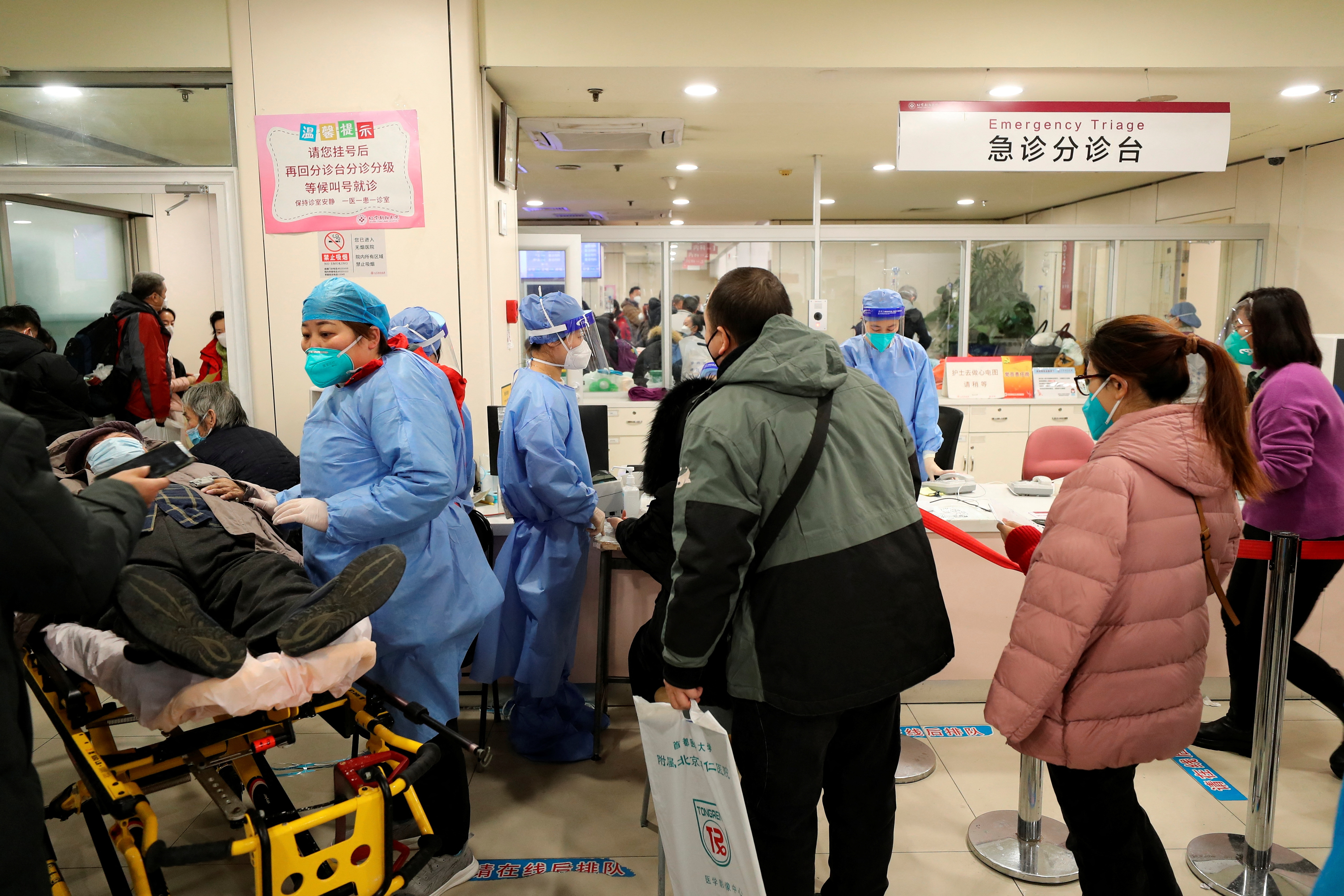 Pazienti in un ospedale affollato a Pechino (China Daily/Reuters)