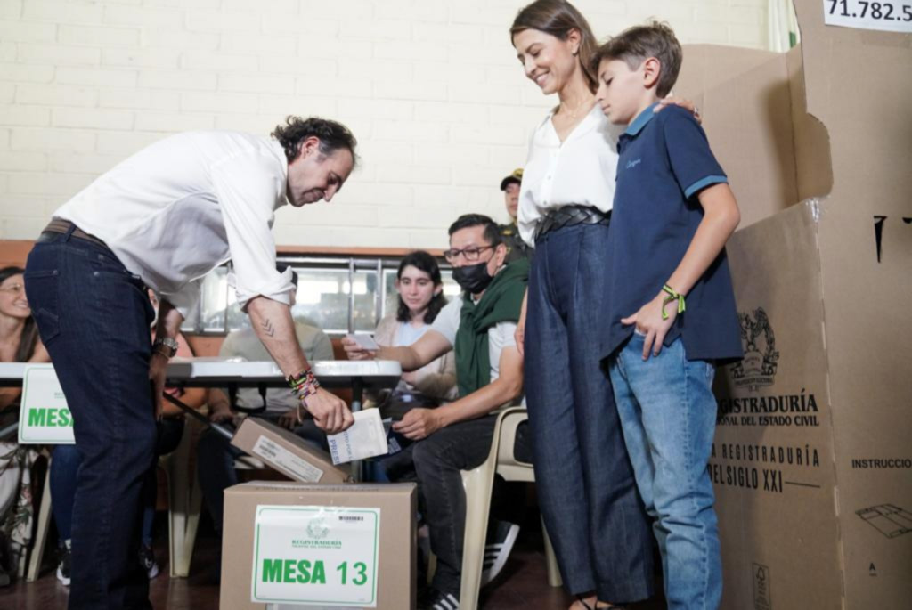 MEDELLÍN. 29 de mayo de 2022. El candidato presidencial de la coalición Equipo por colombia, Federico Gutiérrez, ejerció su derecho al voto en el colegio INEM José Félix de Restrepo de Medellín. (Cortesía campaña - Colprensa)