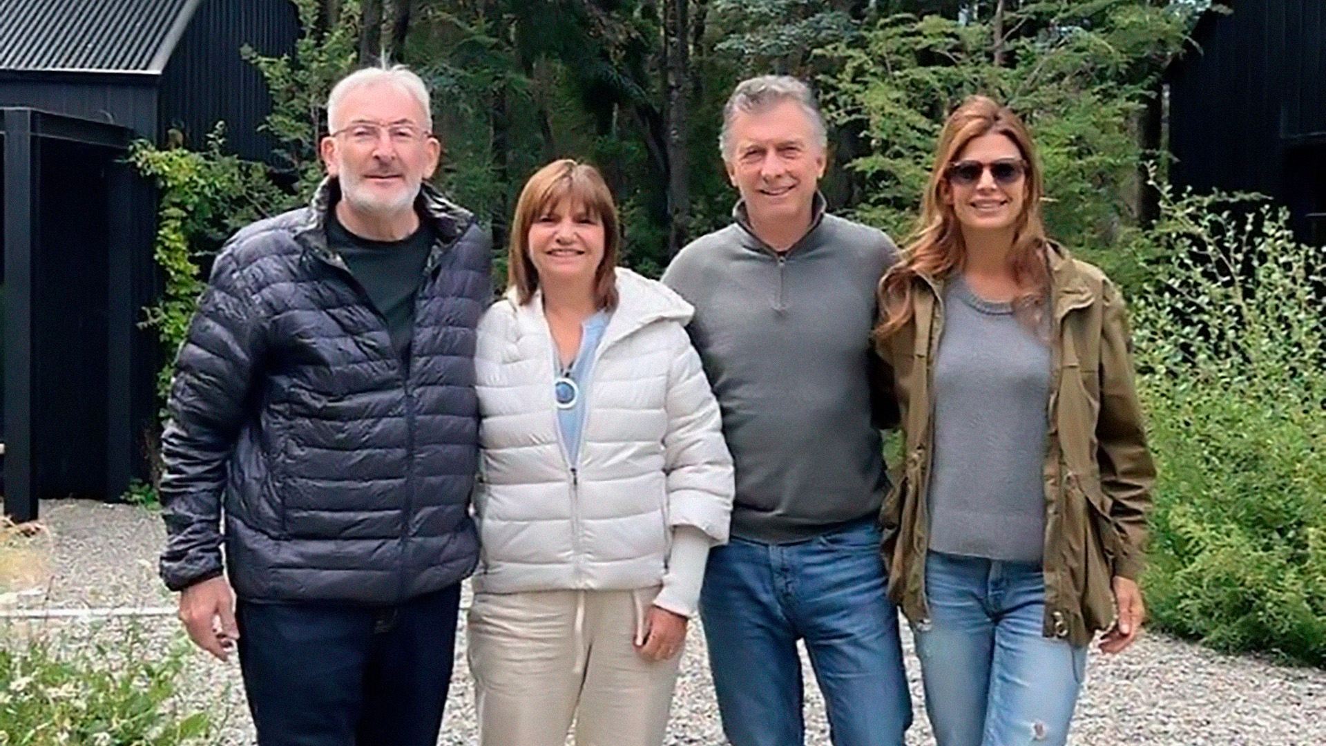 Guillermo Yanco, Patricia Bullrich, Mauricio Macri y Juliana Awada, juntos en el country Cumelén 
