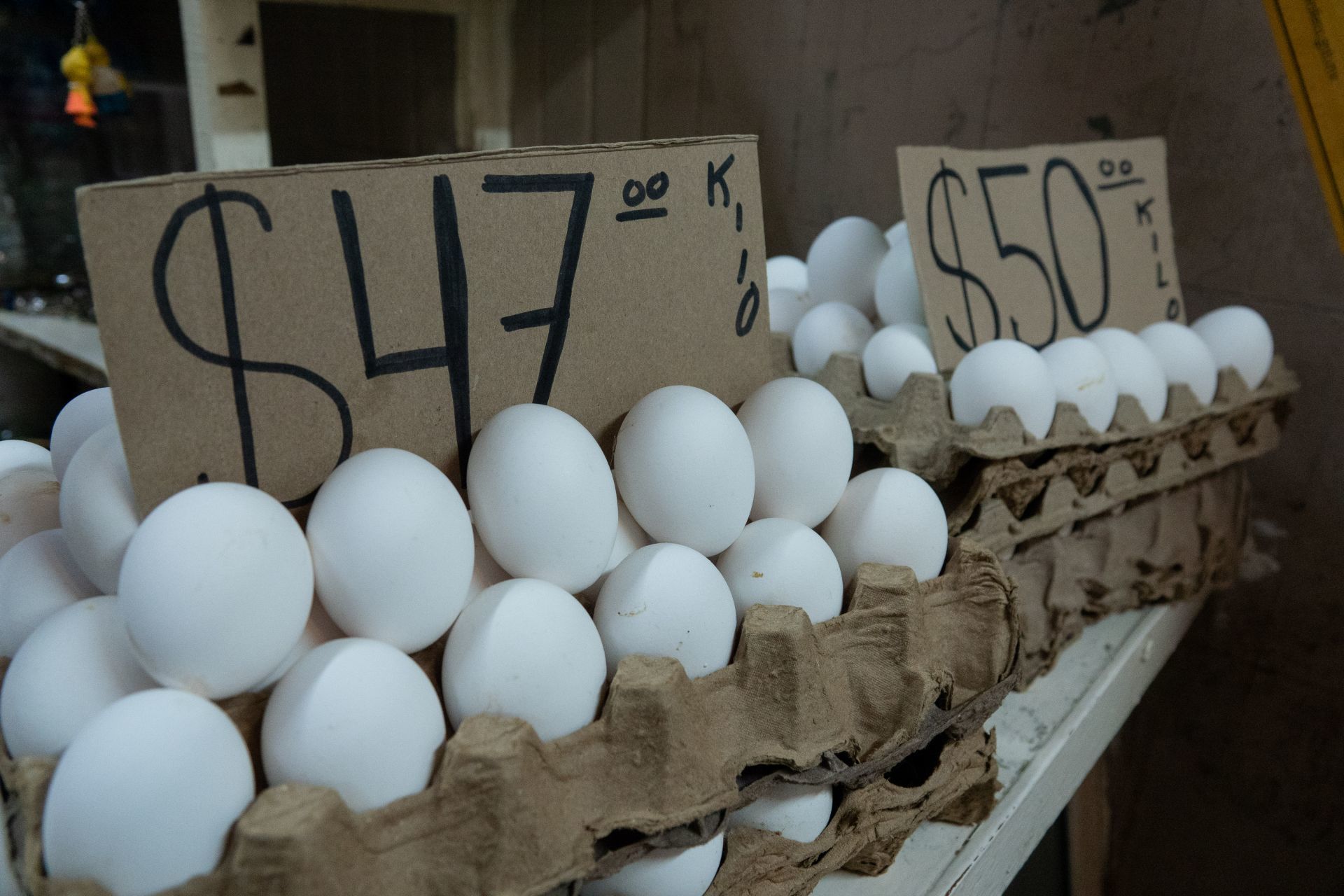 CIUDAD DE MÉXICO, 04ABRIL2023.- A pesar de que la inflación disminuyó en el país, el precio del huevo se mantiene por encima de los 40 pesos en locales y mercados de la capital del país. 
FOTO: GALO CAÑAS/CUARTOSCURO.COM