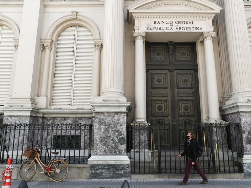 Foto de archivo: un hombre camina por el frente del edificio del Banco Central de la República Argentina (BCRA) en el centro financiero de Buenos Aires, Argentina. 16 sept, 2020. REUTERS/Agustin Marcarian