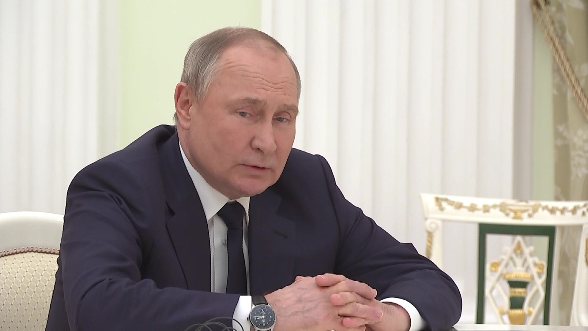 Creen que la cara y cuello hinchados de Putin podrían ser un efecto secundario del uso prolongado de esteroides