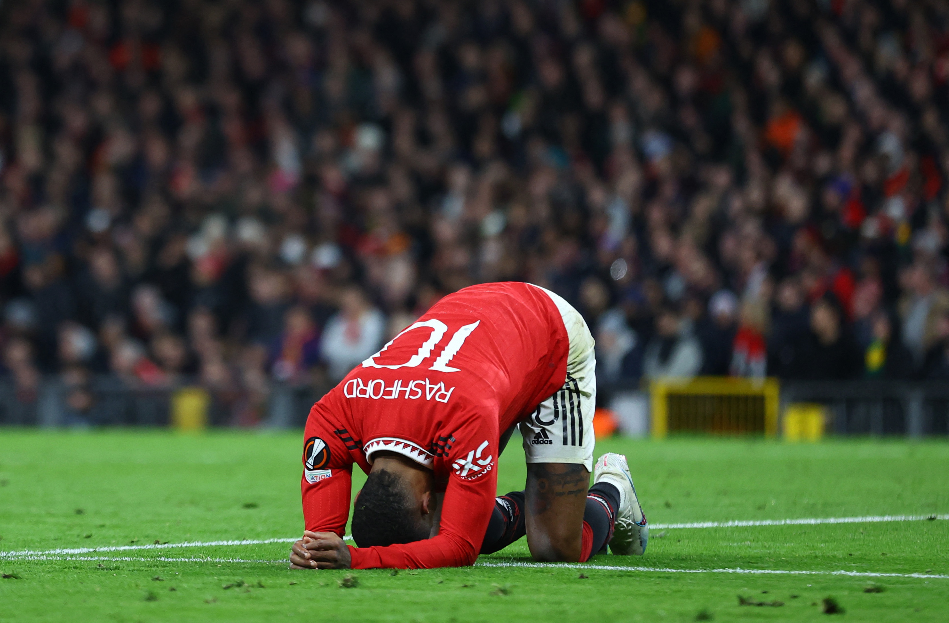 Marcus Rashford sintió molestias en el cierre del partido. Foto: REUTERS/Carl Recine