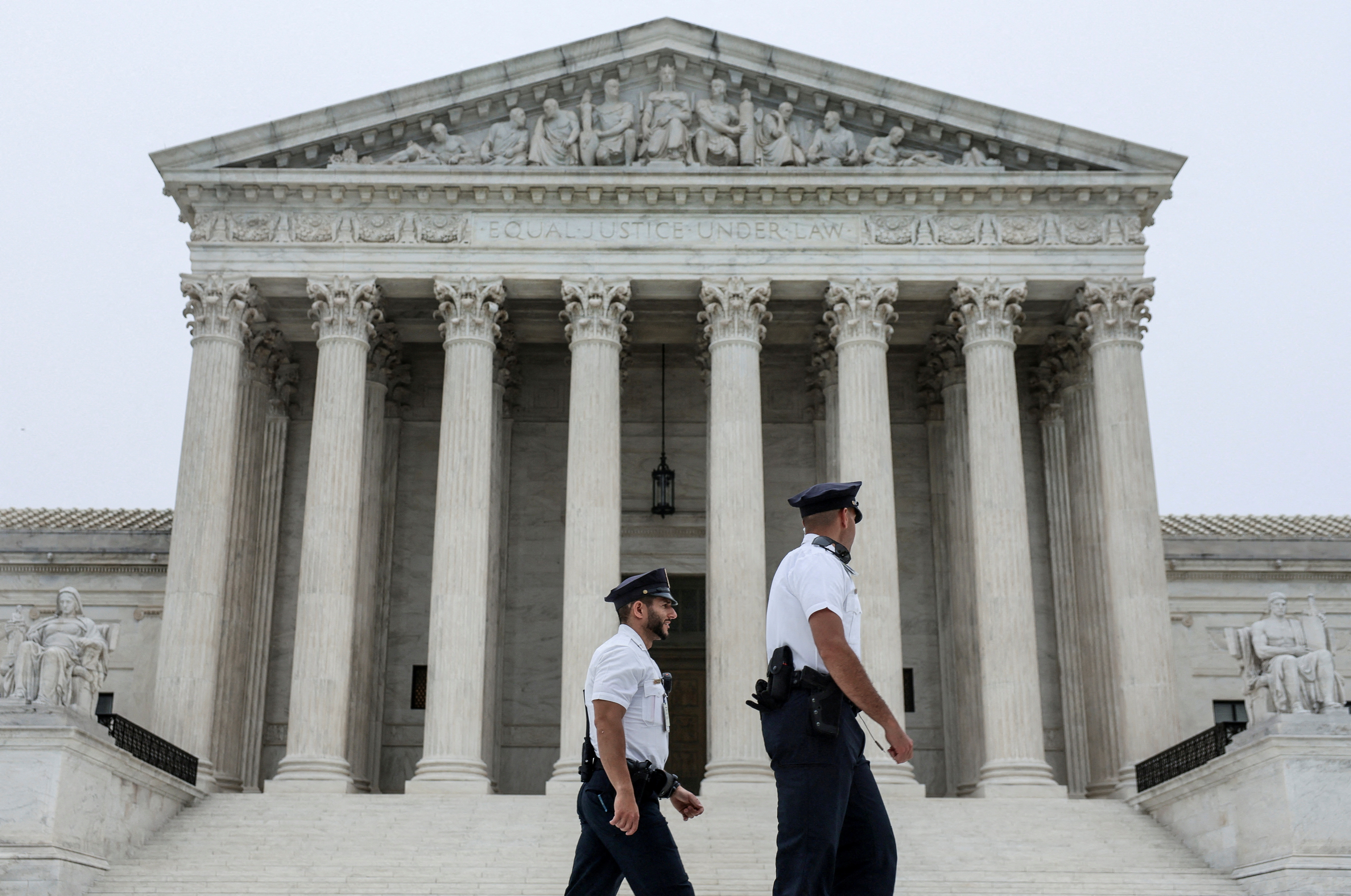 Agentes de policía caminan frente a la Corte Suprema de Estados Unidos en Washington, EE. UU., el 3 de mayo de 2022. (REUTERS/Evelyn Hockstein/Foto de archivo)