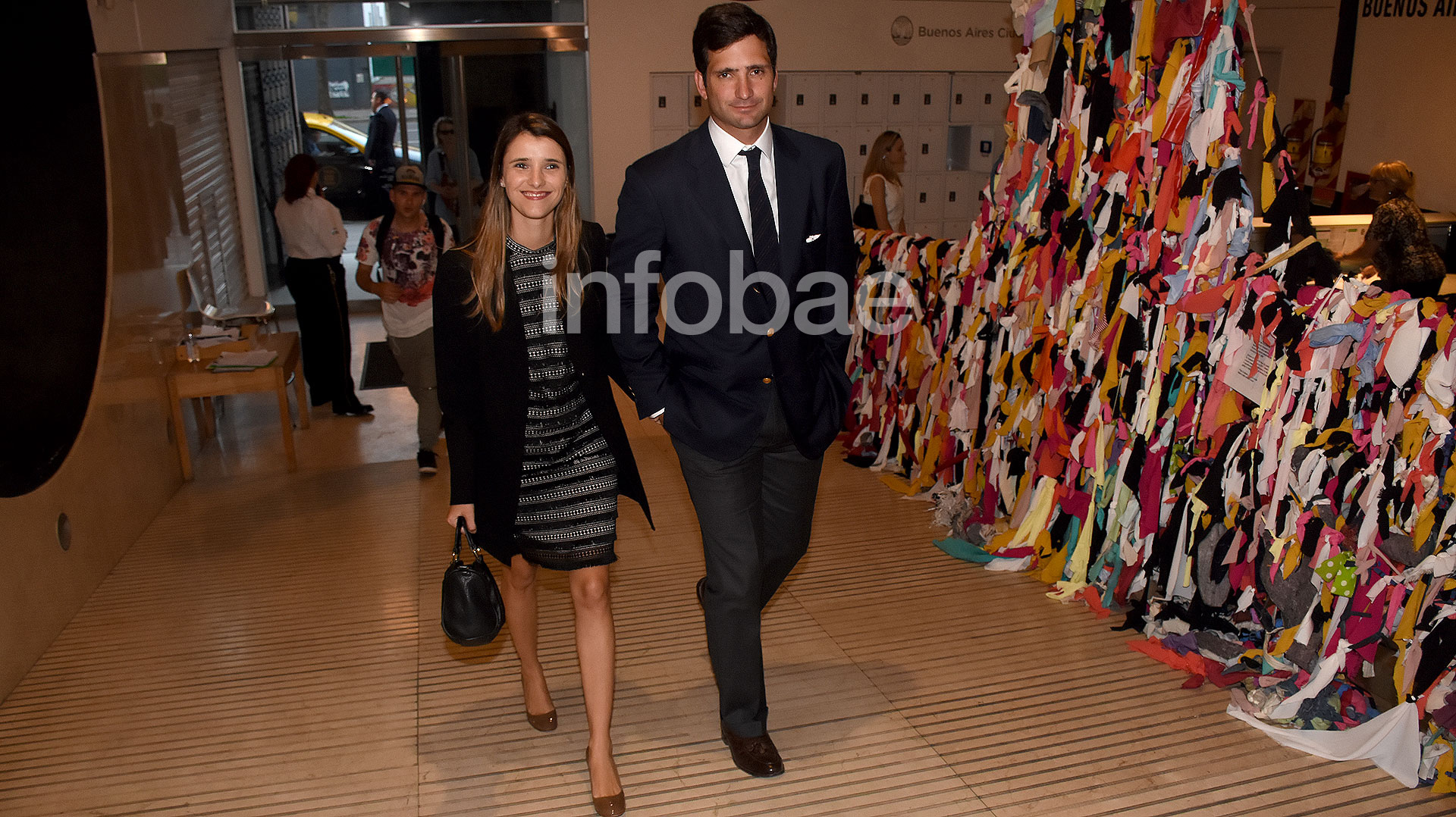Su hijo, Juan Neuss, y su mujer Coni Uriarte entrando al Museo de Arte Moderno (2017)