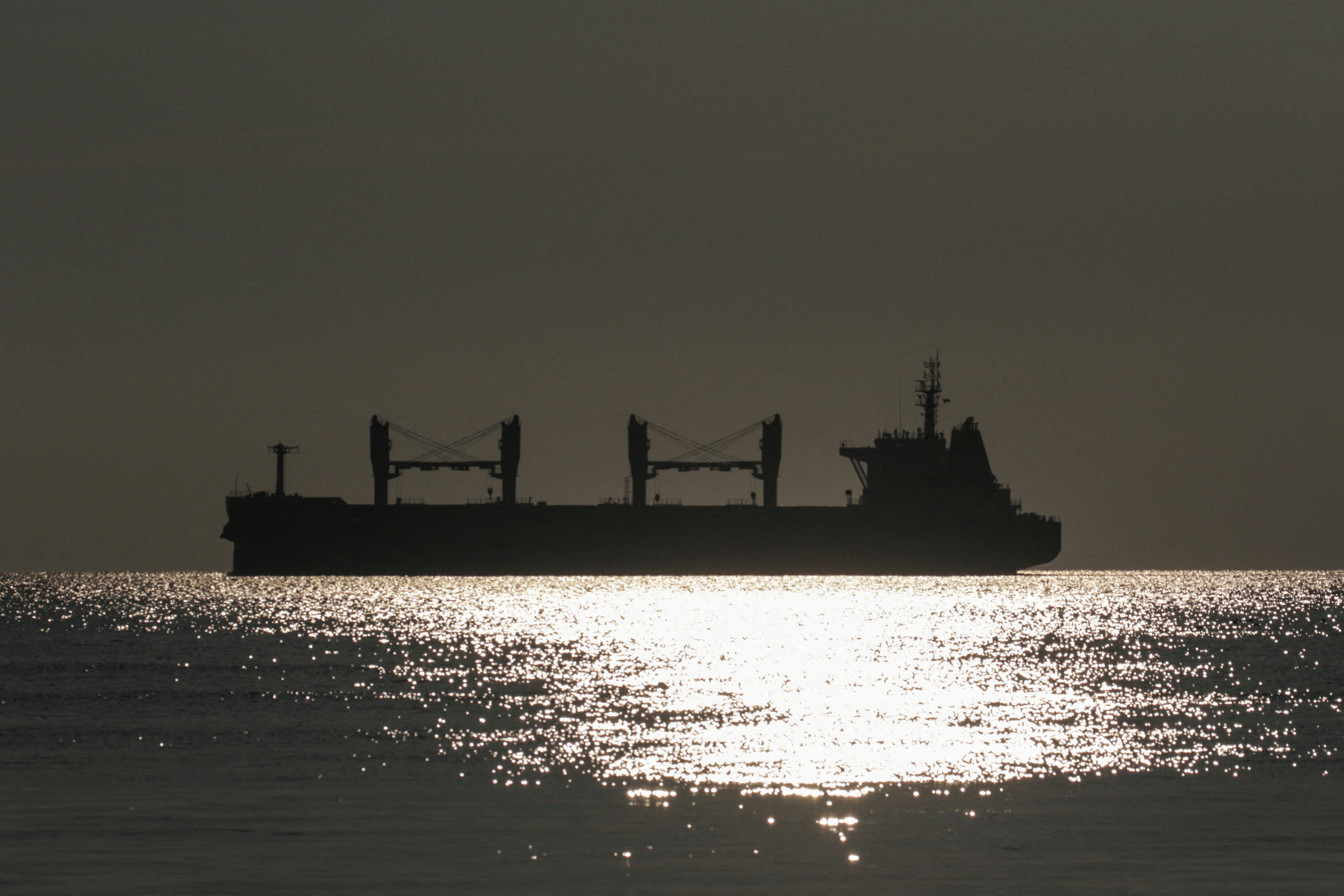El granelero Rojen abandona el puerto marítimo de Chornomorsk tras reanudar la exportación de grano, en medio del ataque de Rusia a Ucrania, Ucrania 5 de agosto de 2022. REUTERS/Serhii Smolientsev