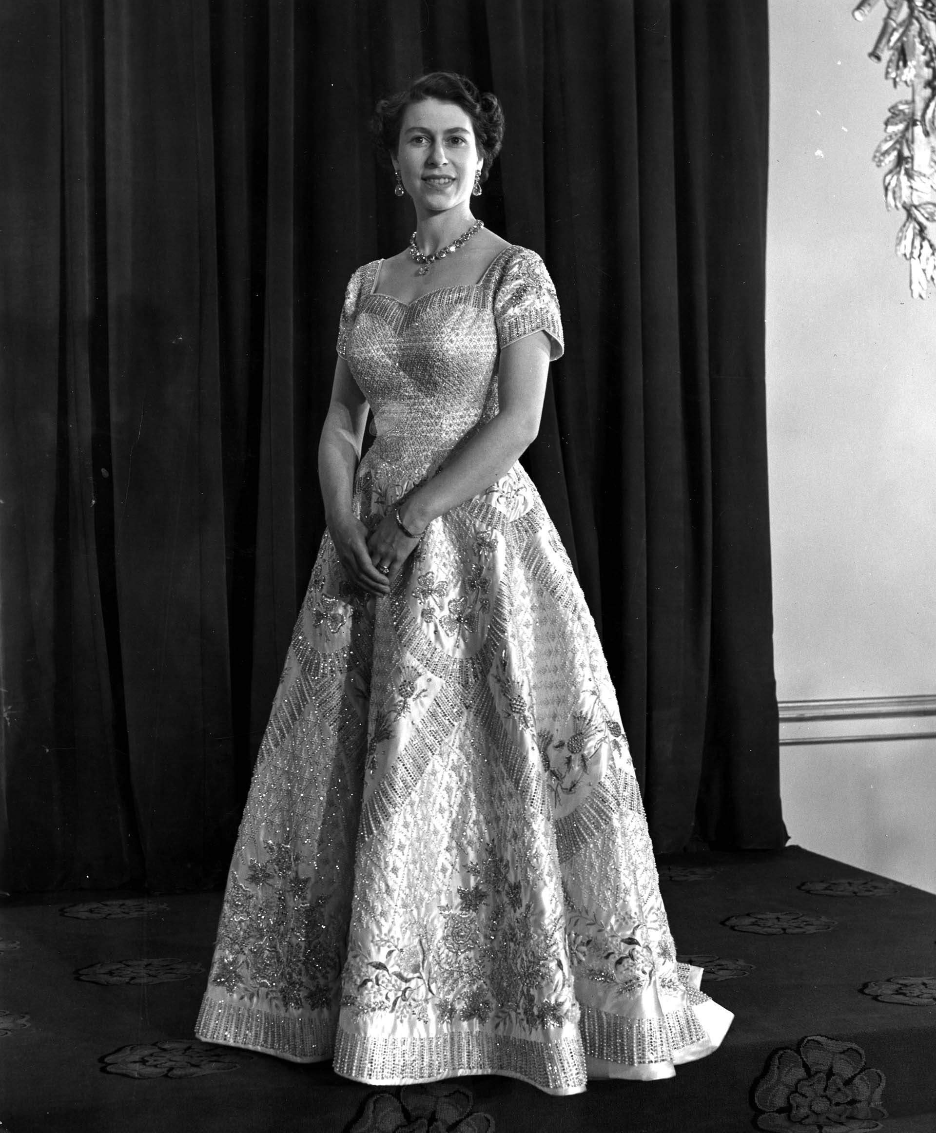 Primogénita de los duques de York y tercera nieta del rey Jorge V de Inglaterra, Isabel se convirtió en la heredera del trono cuando su padre fue coronado en 1936 con el nombre de Jorge VI (Central Press/Getty Images)