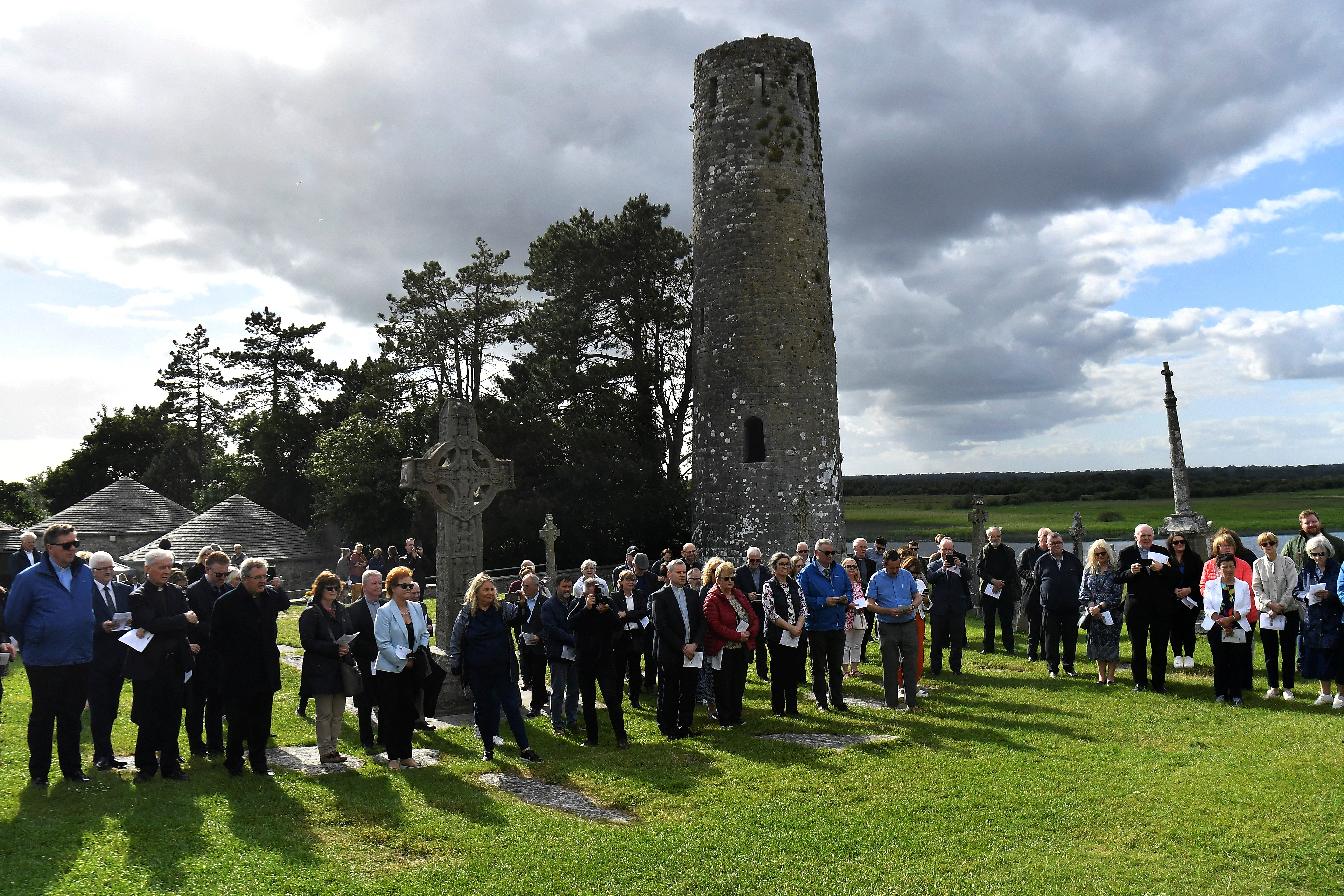 Delegados católicos participan en un servicio de oración en una asamblea presinodal en las ruinas del monasterio de Clonmacnoise, Irlanda (REUTERS/Clodagh Kilcoyne)