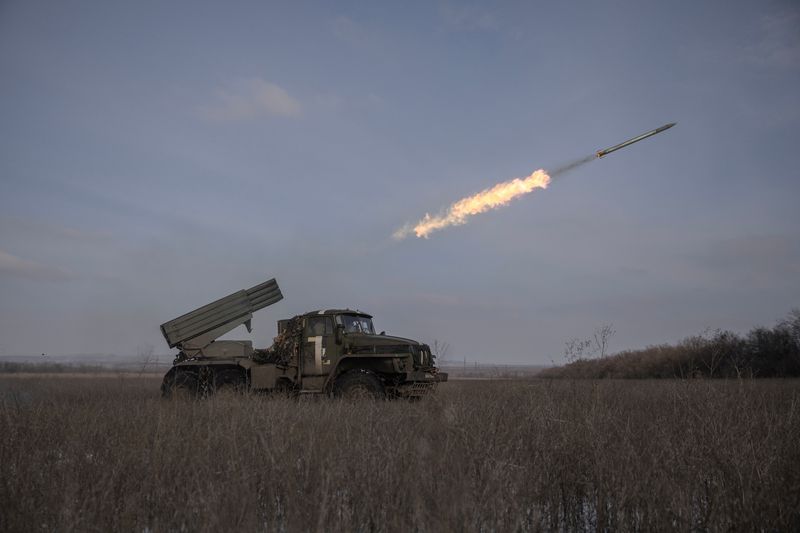 Militares ucranianos disparan un sistema de lanzamiento múltiple de cohetes BM-21 Grad hacia posiciones rusas en una línea del frente cerca de la ciudad de Marinka, en medio del ataque de Rusia contra Ucrania, en la región de Donetsk, Ucrania, el 7 de febrero,2023. REUTERS/Marko Djurica