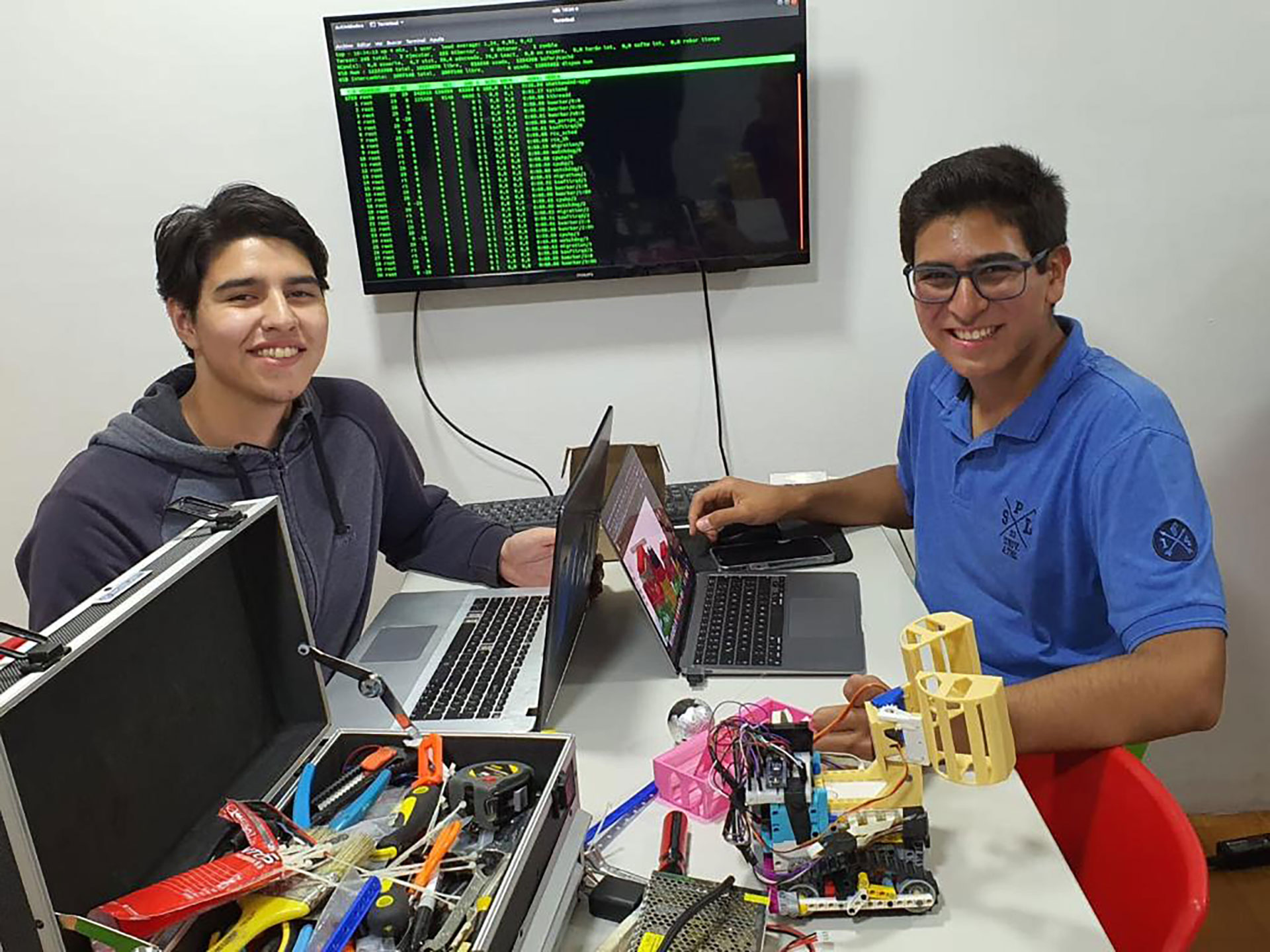 Joaquín Argañaraz y Joaquín Rodríguez, el equipo de robótica física que diseñó, fabricó y construyó un robot de rescate