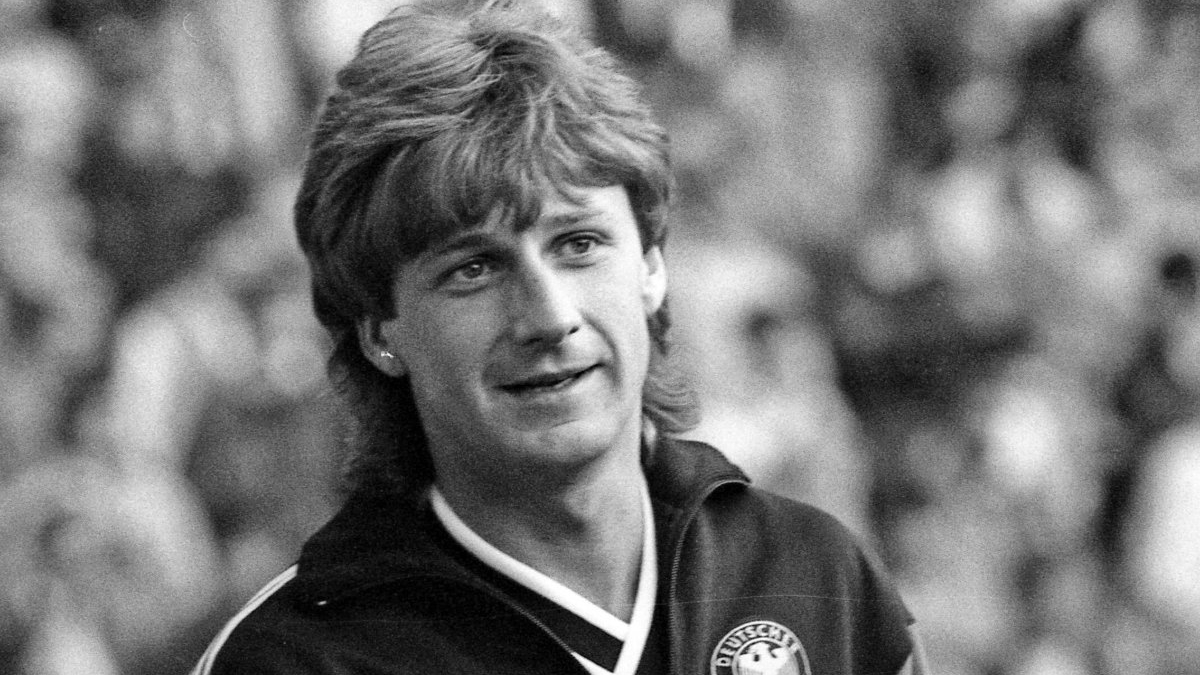 Dolor en el fútbol alemán: a los 67 años murió Frank Mill, campeón del mundo en Italia 90 tras vencer a Argentina en la final