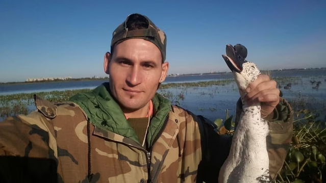 Quién es el influencer santafesino que fue denunciado por cazar aves protegidas en la Laguna Setúbal