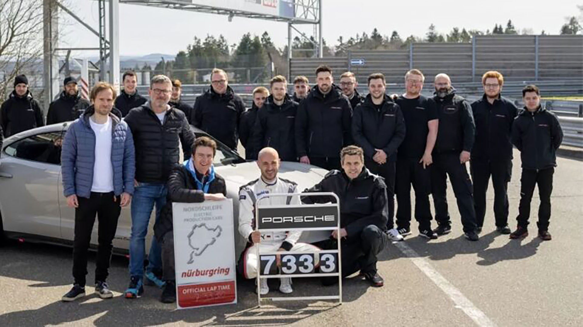 Lars Kern y todo Porsche Motorsport festejan haber recuperado el récord eléctrico de producción en Nürburgring