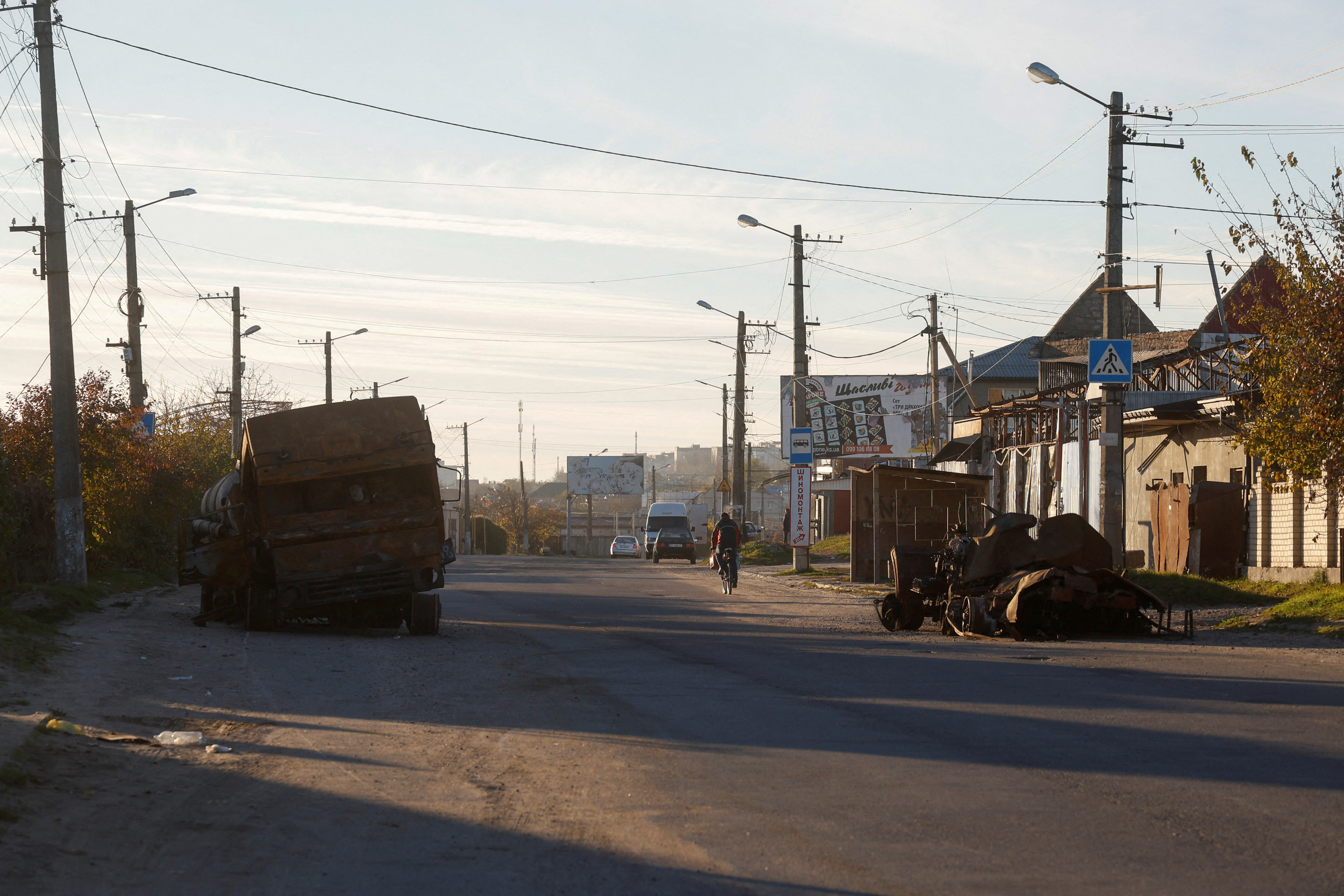 Vehículos militares destruidos en Kherson (REUTERS/Valentyn Ogirenko)