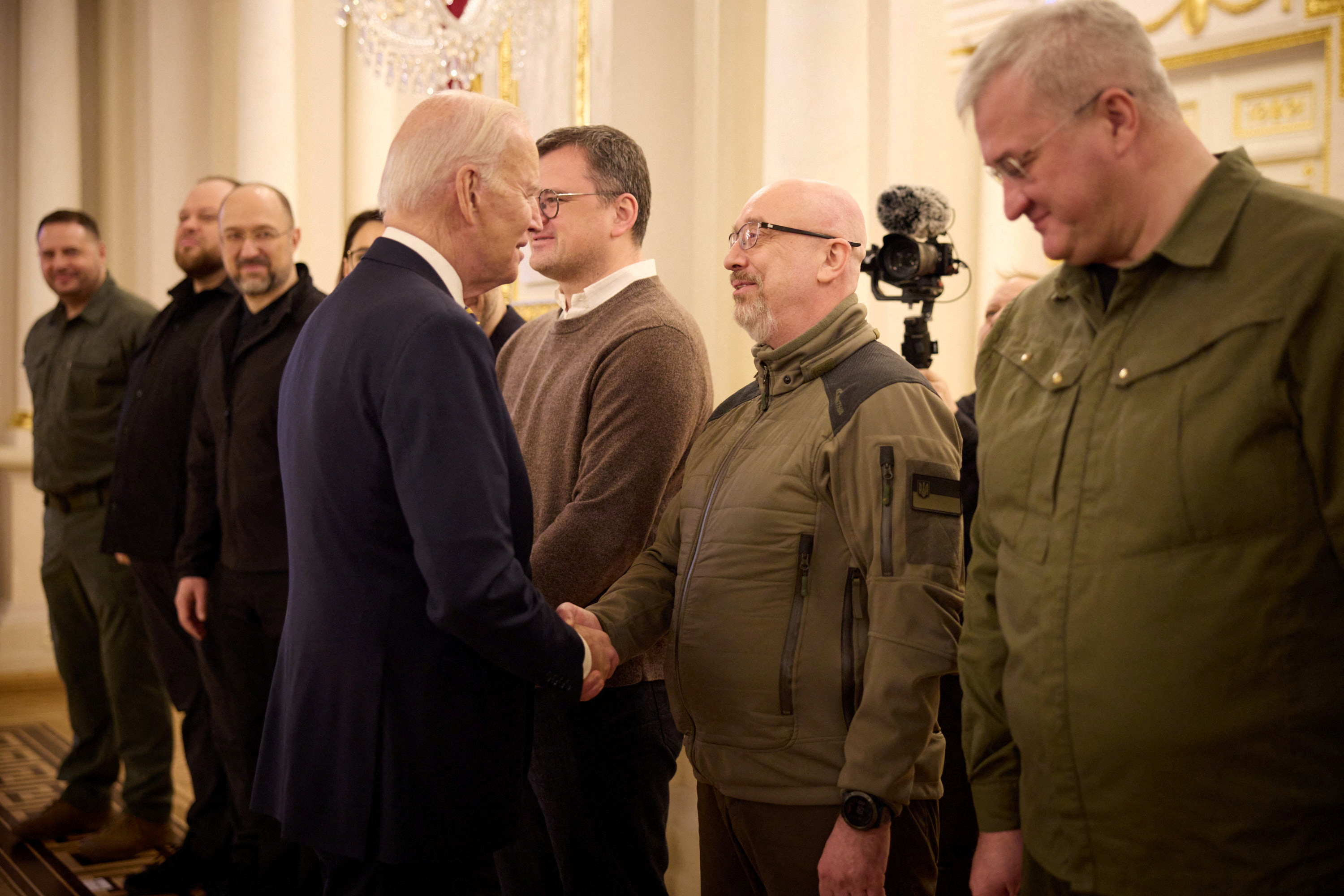 Joe Biden, le da la mano al ministro de Defensa de Ucrania, Oleksii Reznikov, durante una reunión.
