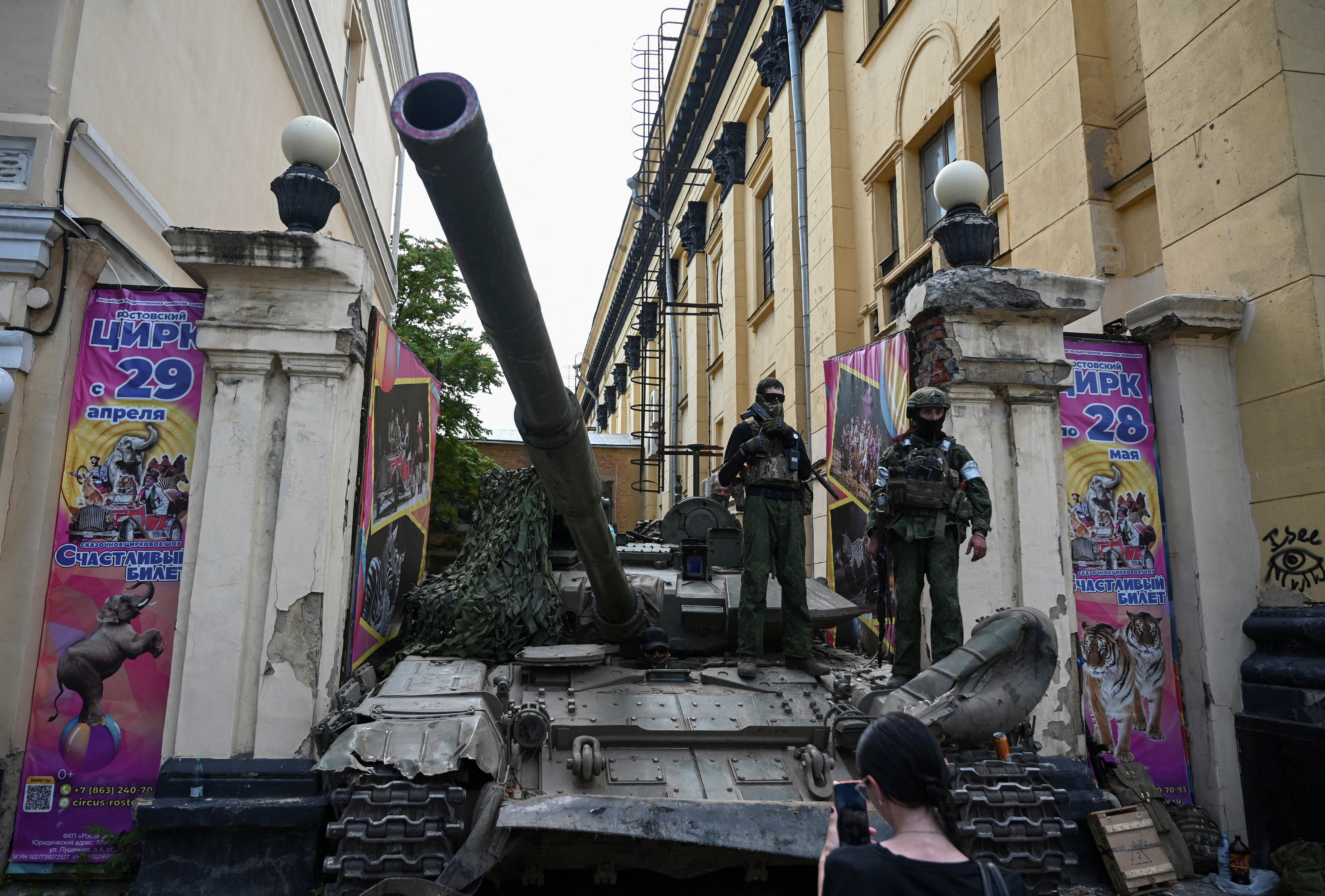 Combatientes del Grupo Wagner sobre un tanque fuera de un circo local cerca de la sede del Distrito Militar del Sur en la ciudad de Rostov on Don, Rusia, el 24 de junio de 2023 (REUTERS/Stringer)