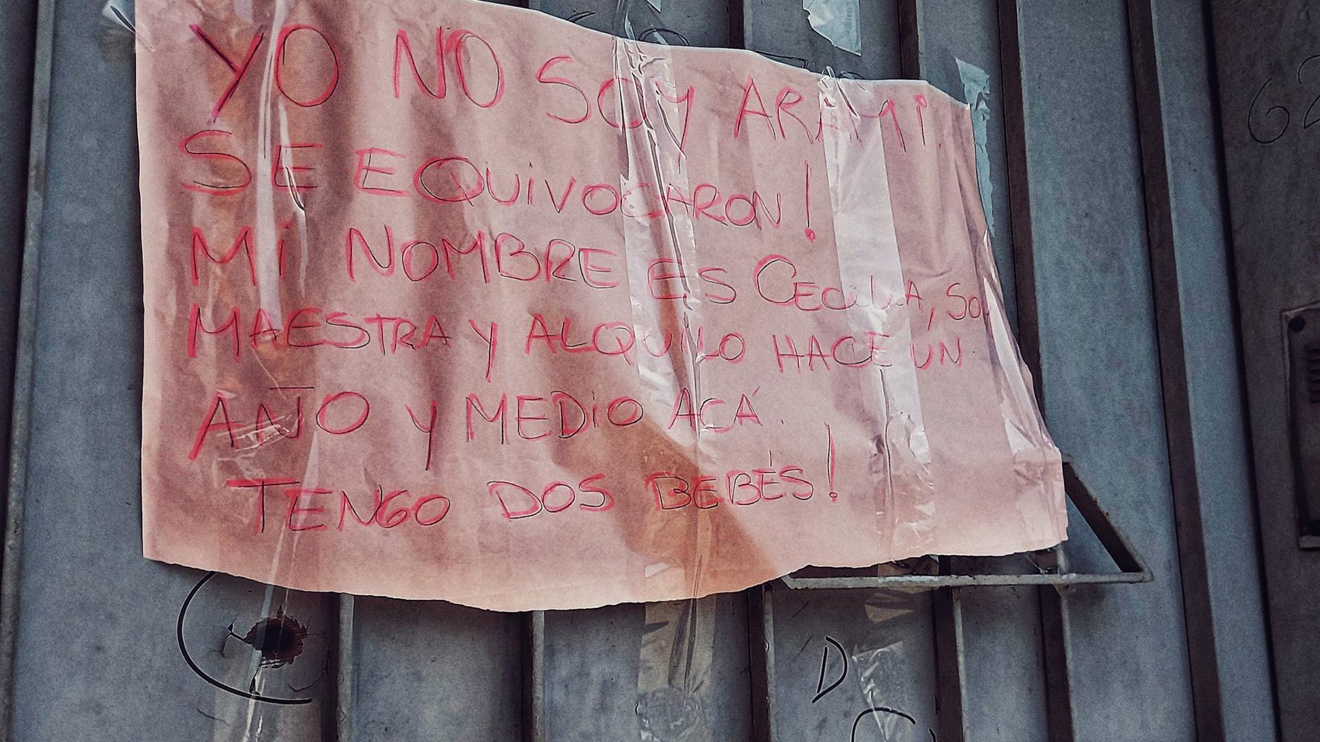 “No soy Arami”: el cartel que puso una maestra en la puerta de su casa de Rosario luego de que la balearon por error 