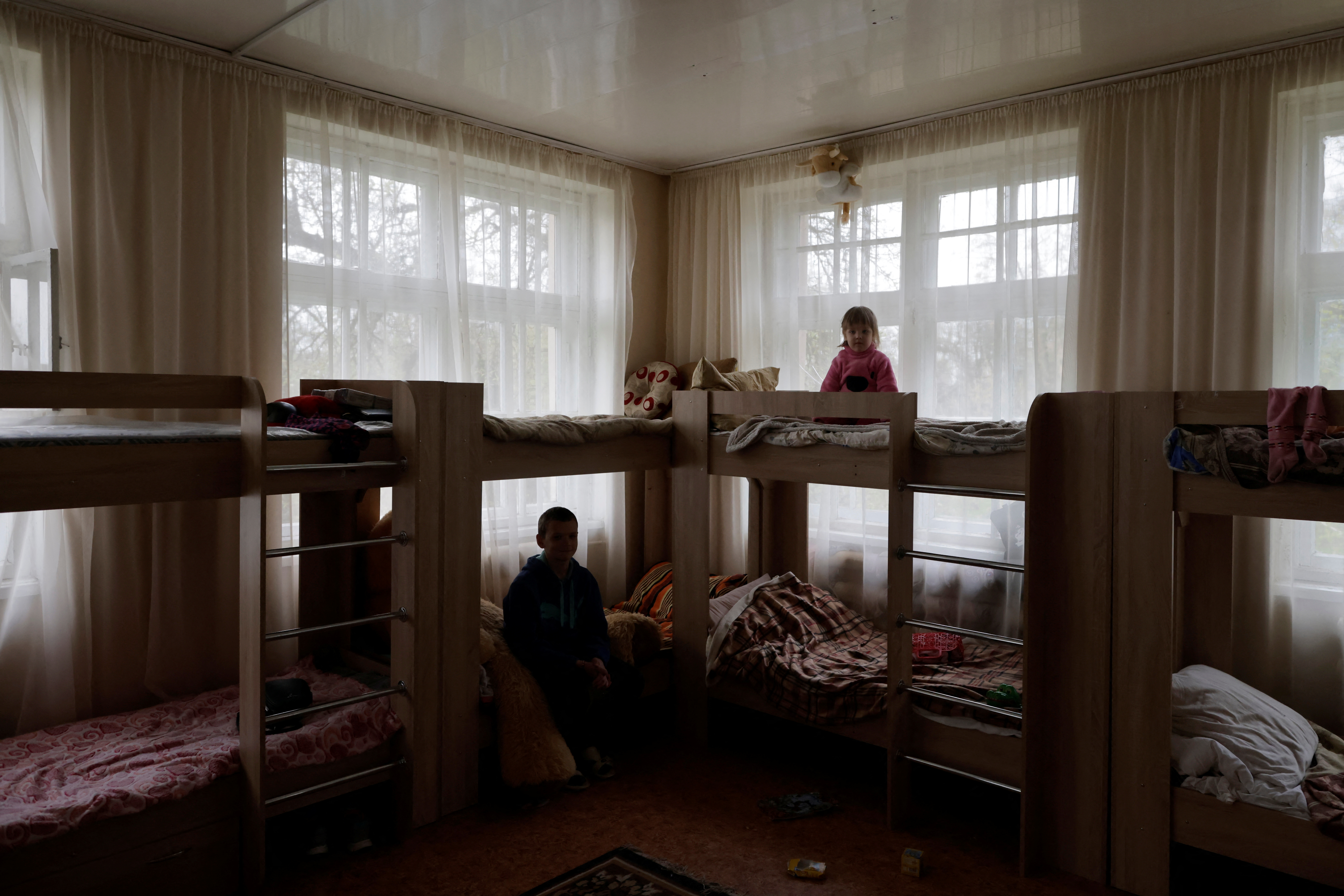 Niños ucranianos sentados en un refugio para madres y niños refugiados, que huyen de la invasión rusa de Ucrania, en la ciudad de Novomoskovsk, región de Dnipro, Ucrania 23 de abril de 2022. REUTERS/Ueslei Marcelino