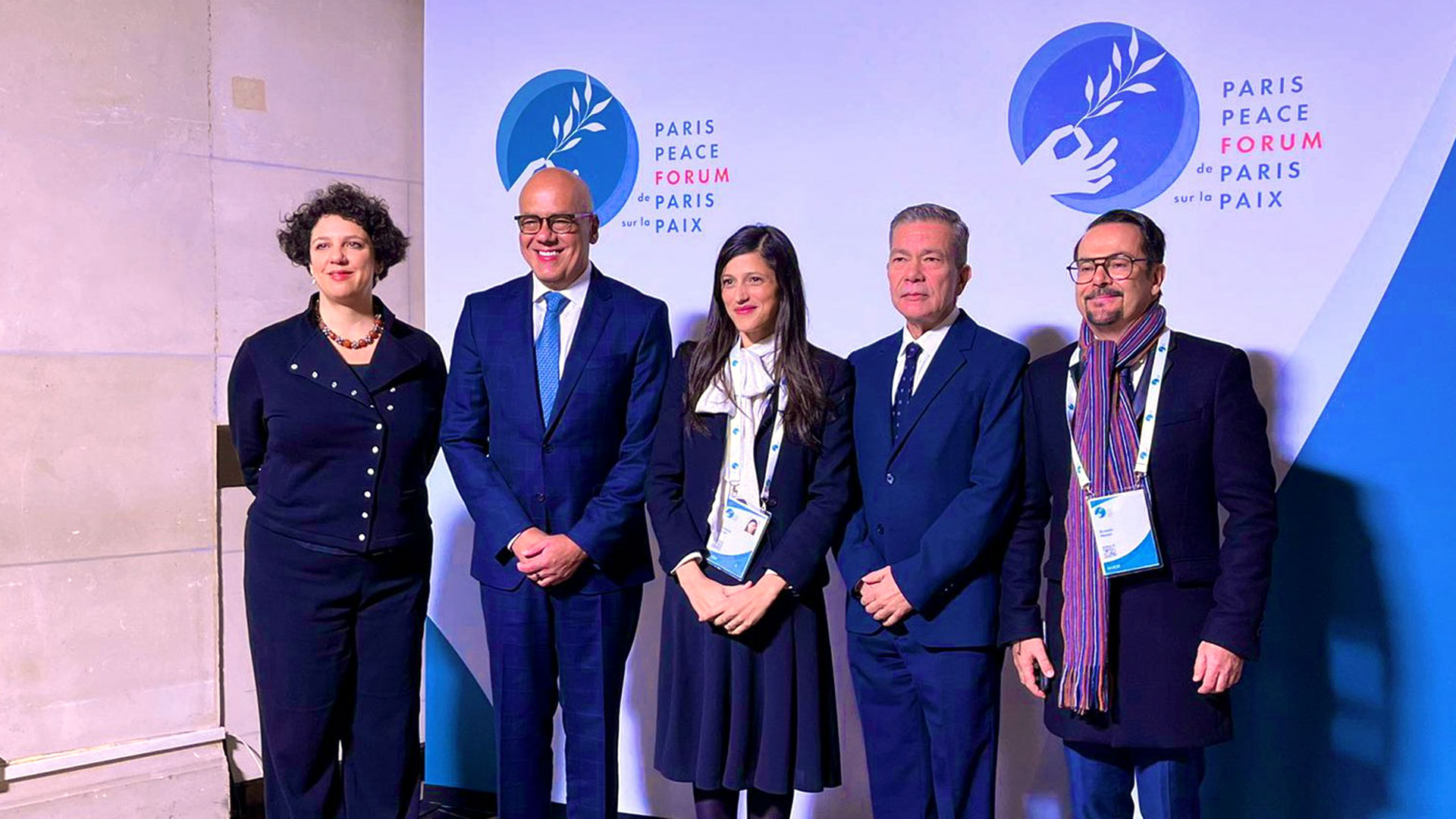 Maduro regime and opposition negotiators, Jorge Rodríguez and Gerardo Plait -second and fourth from left respectively-;  Next to Michael Ramis, left, Caribbean director of US and French diplomacy;  Eleonore Garouit, Deputy for the 2nd Constituency of French Residents Abroad, center;  and French Ambassador to Venezuela Romain Nadal (@NadalDiplo)