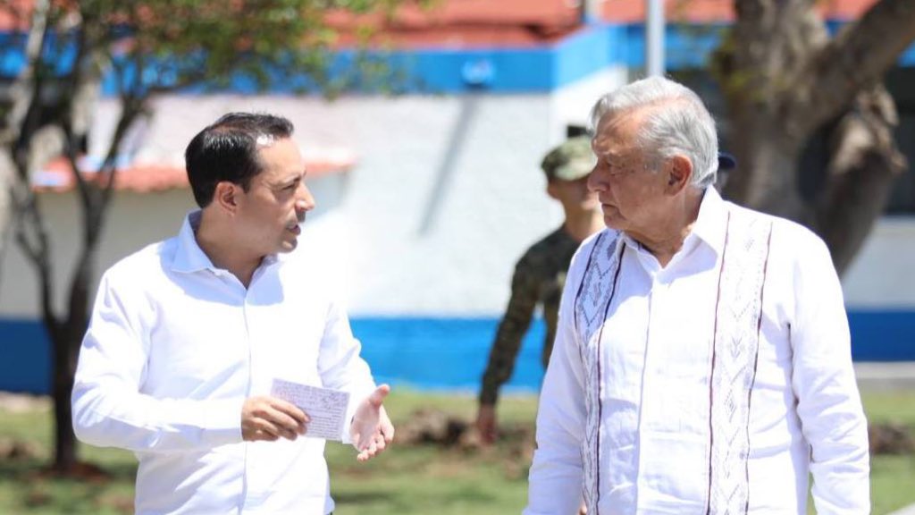 Andrés Manuel López Obrador AMLO con Mauricio Vila (Twitter/@MauVila)