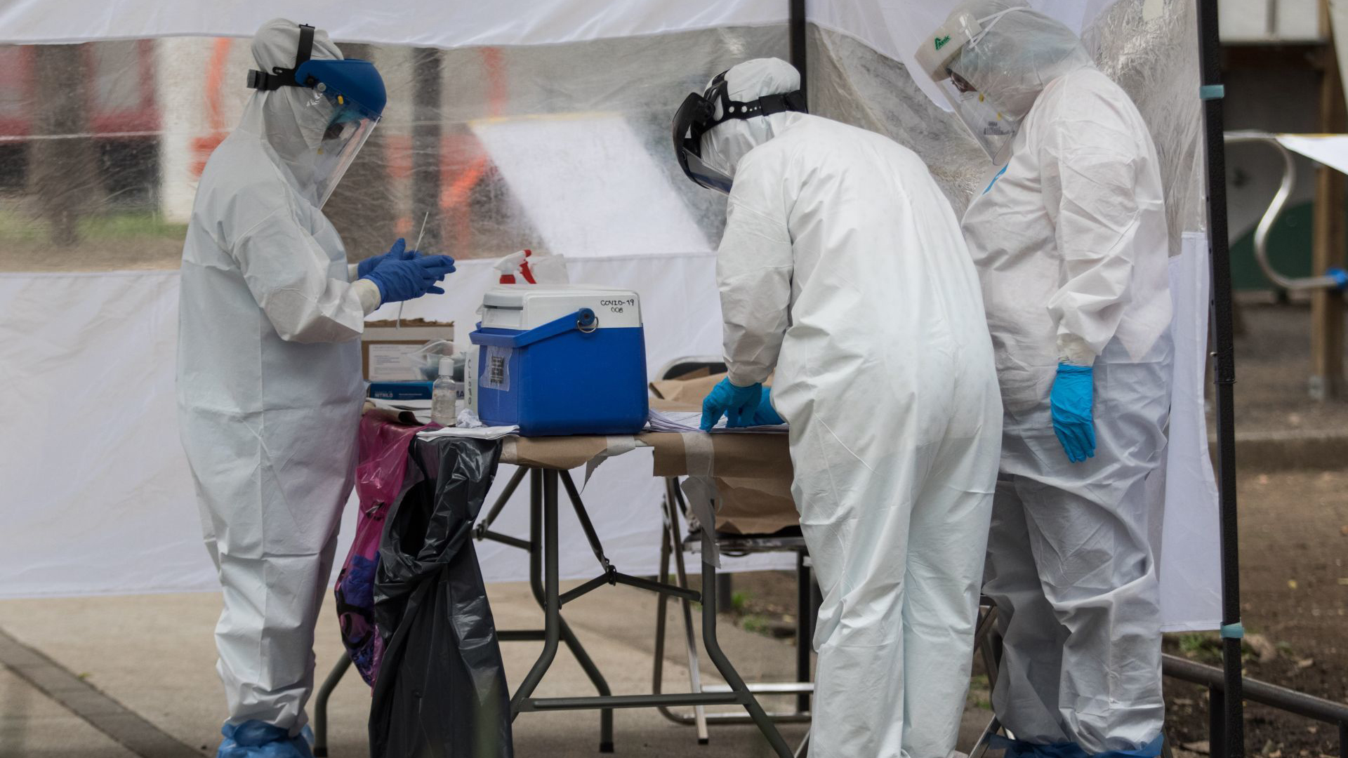 El personal medico que labora en los Kioscos debe de contar con todo el equipo de protección necesario, como lo son trajes sellados, caretas protectoras, cubrebocas y guantes (Foto: Cuartoscuro)