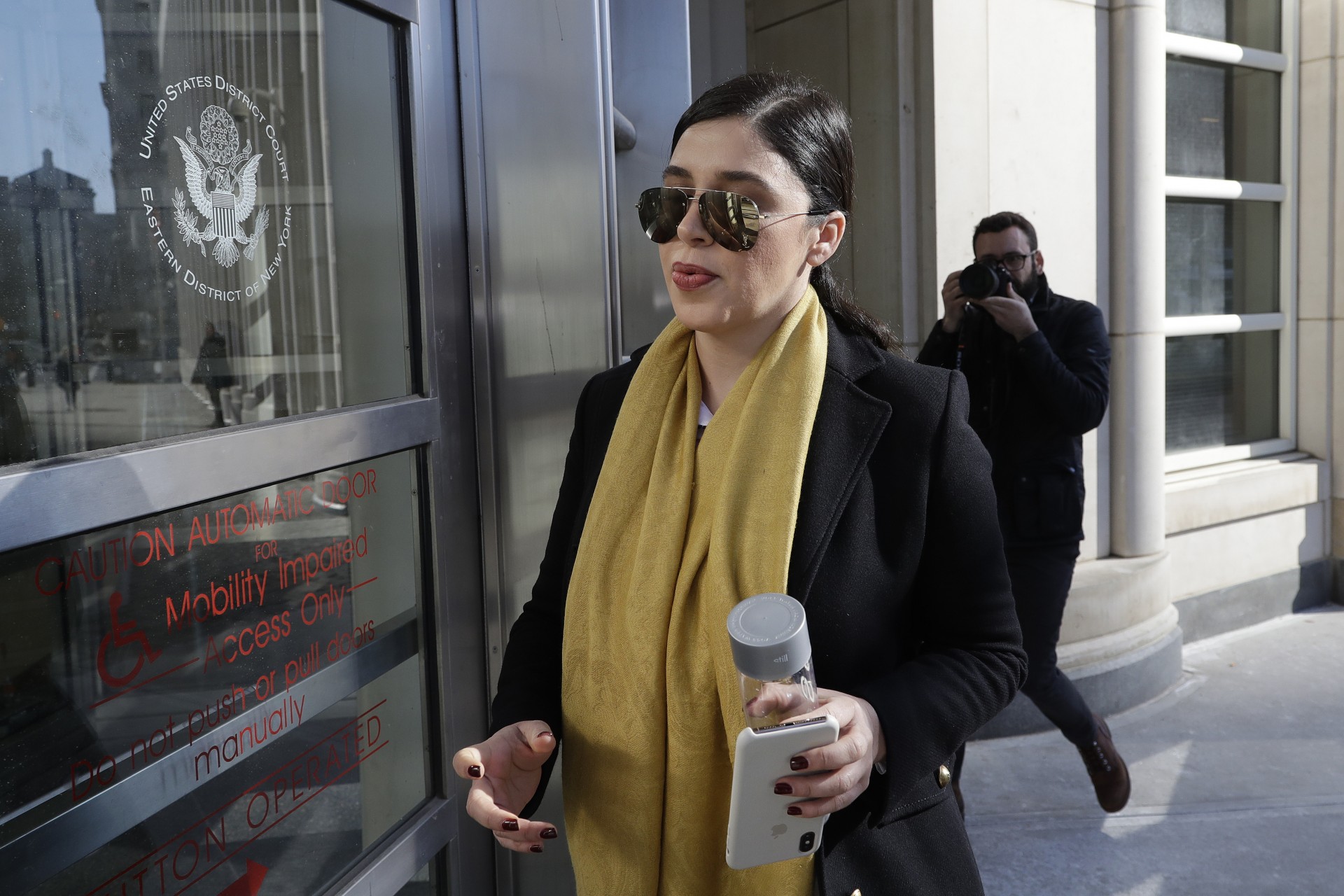 Emma Coronel Aispuro, sale de la Corte del distrito de Brooklyn después del primer día de deliberación en el juicio de 'El Chapo' Guzmán en donde no se llegó a un veredicto final (Foto: AP)