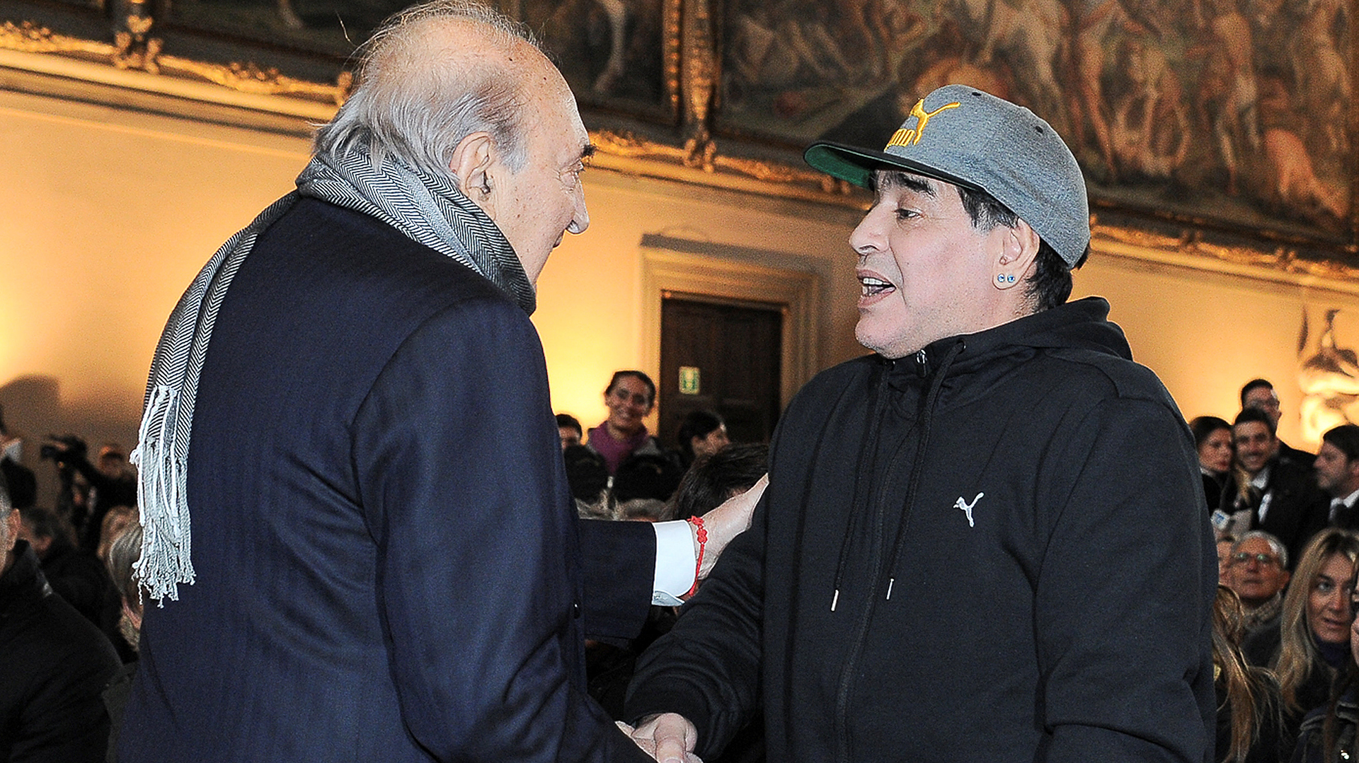 Reencuentro histórico. Diego Armando Maradona estrecha la mano con Corrado Ferlaino, ex mandatario de Napoli, muchos años después de la discusión por su partida 
