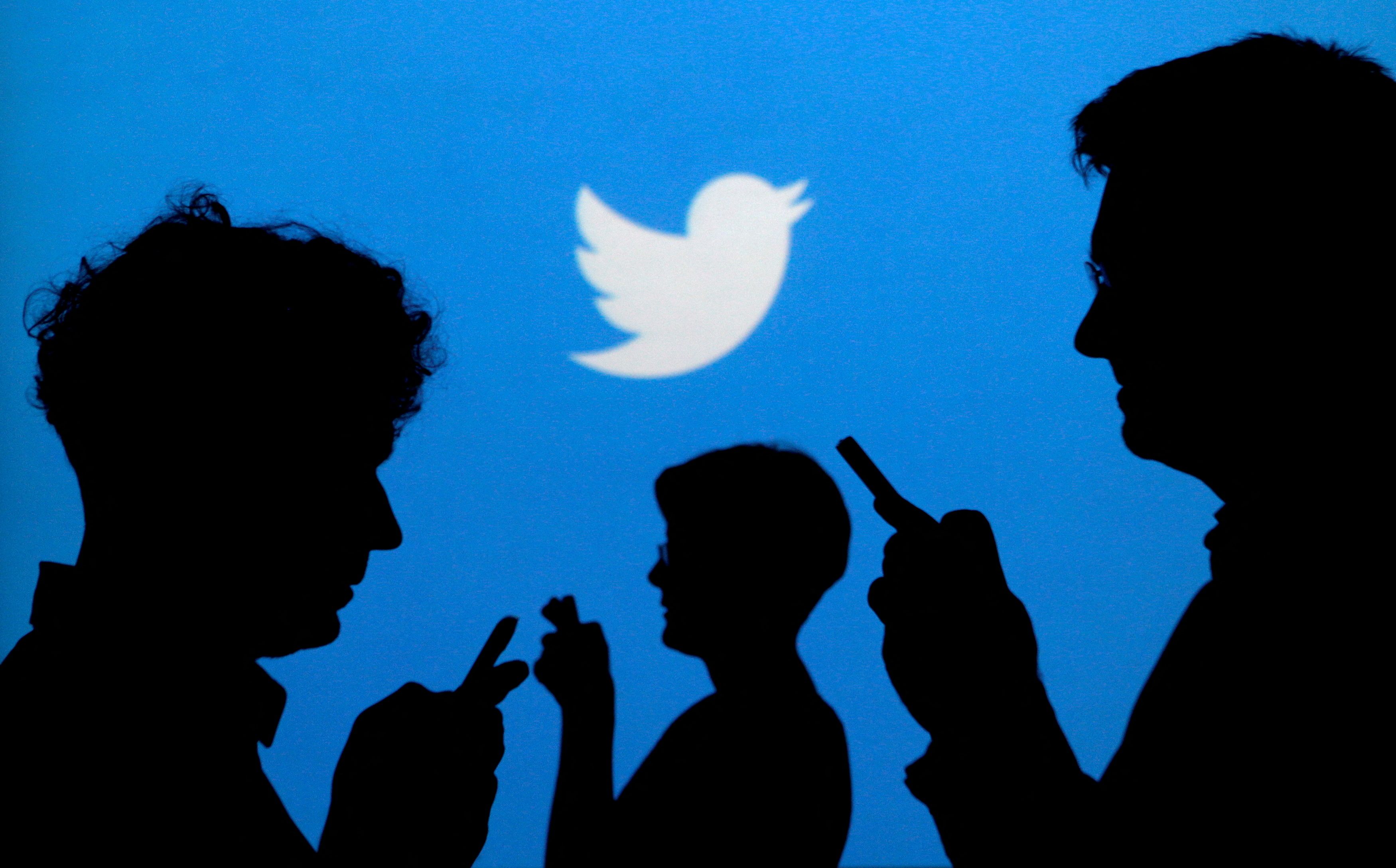 Personas usando su móvil frente al logo de Twitter (Foto: REUTERS/Kacper Pempel/Illustration/File Photo)