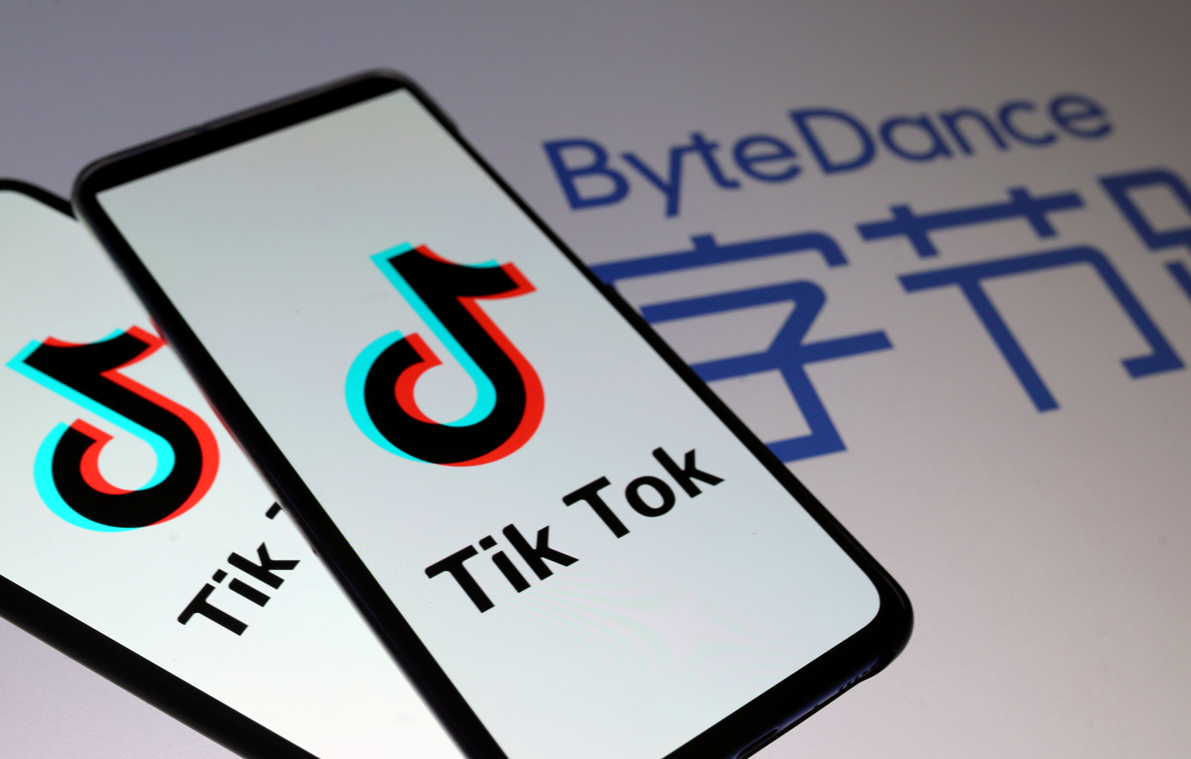 Logotipos de Tik Tok se ven en teléfonos inteligentes frente a un logotipo de ByteDance mostrado en esta ilustración tomada el 27 de noviembre de 2019. REUTERS/Dado Ruvic/Illustration/Archivo