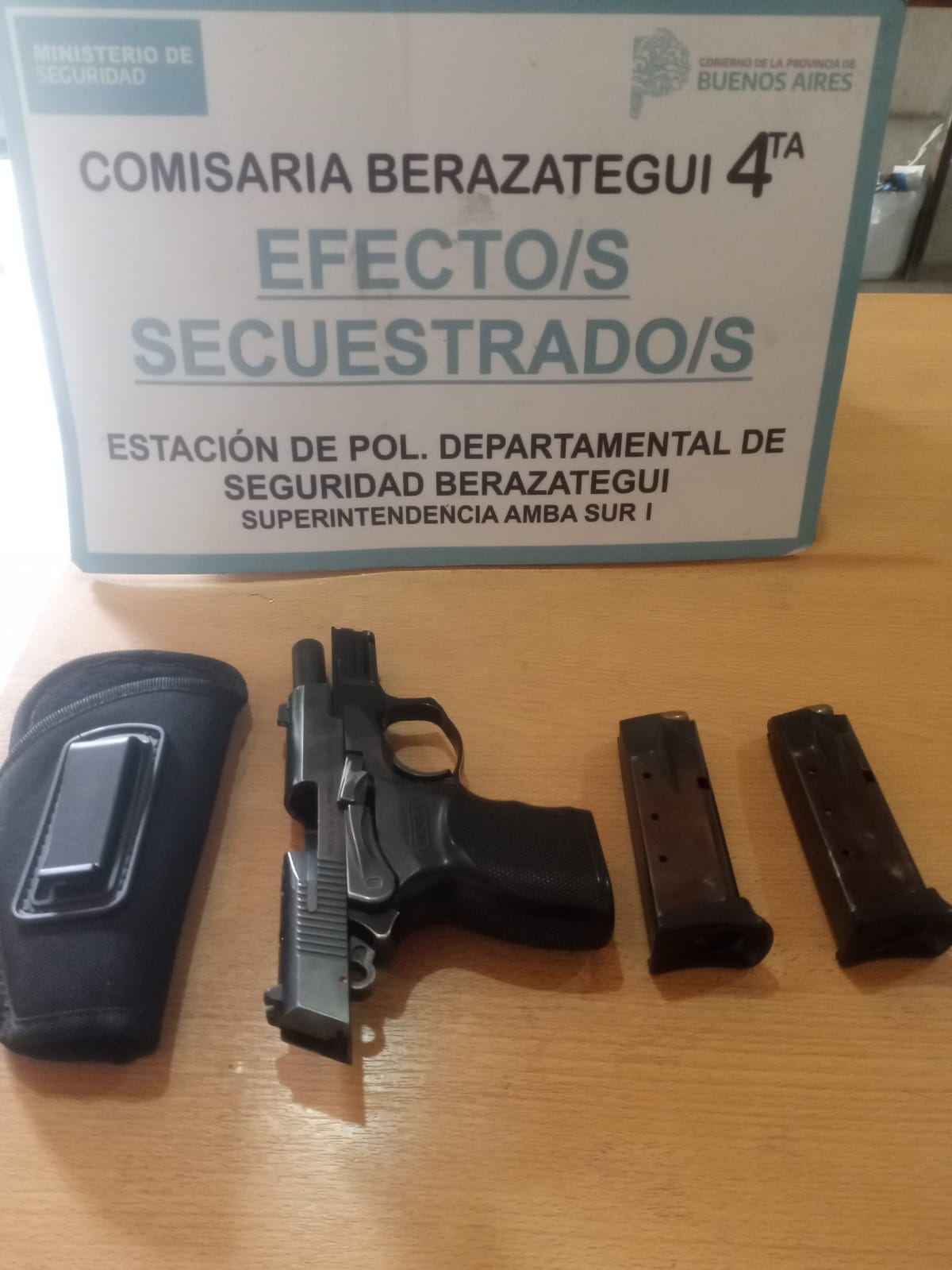 Las armas incautadas a los sospechosos detenidos. 