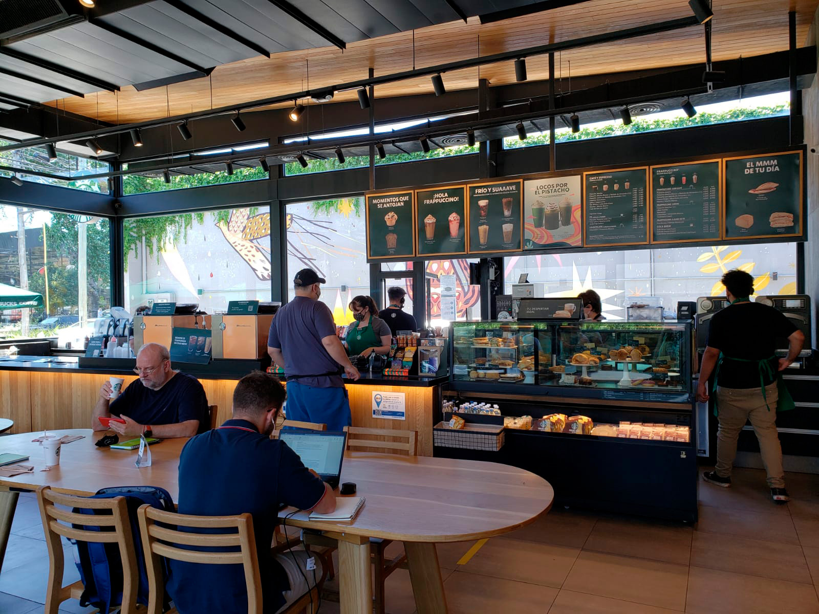 En los inmuebles de comidas rápidas o cafeterías de carácter internacional se colocan mesas largas que pueden compartirse entre clientes que no se conocen entre sí