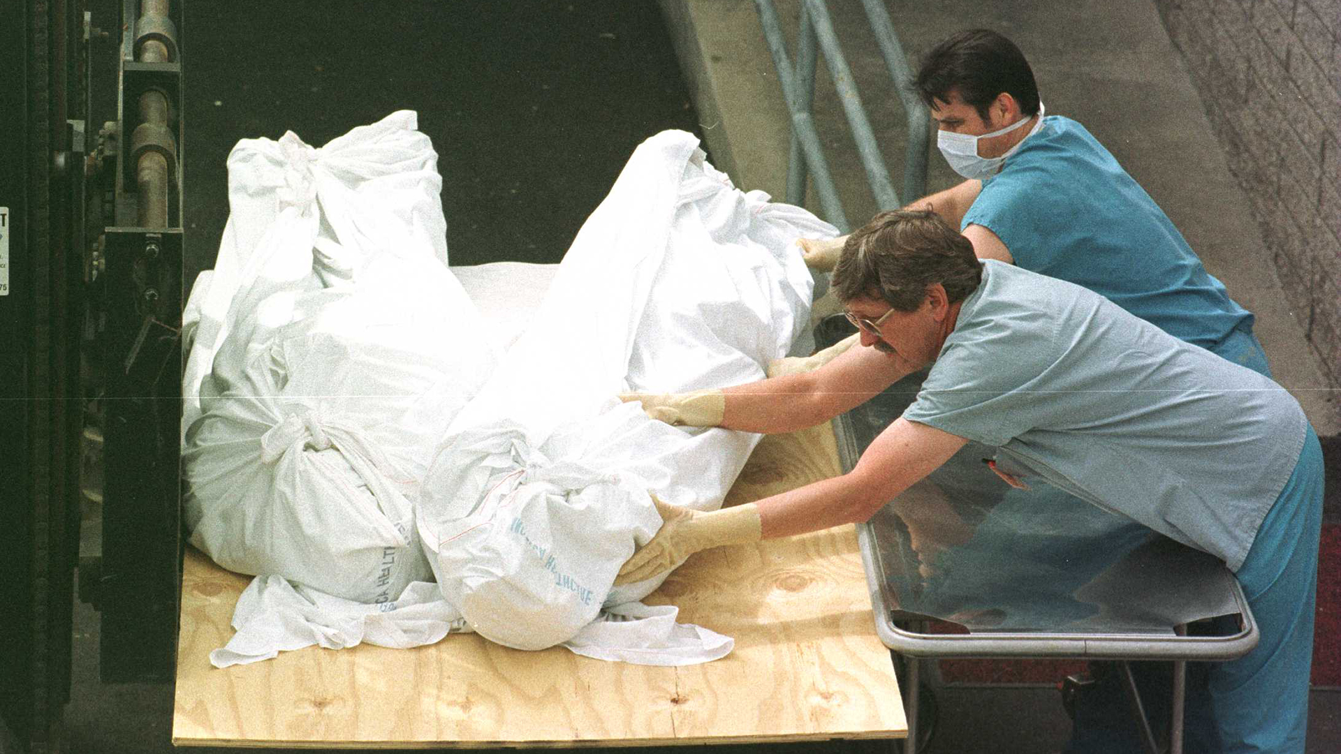 Cadáveres del suicidio masivo siendo trasladados (Photo By John Chapple/Getty Images)