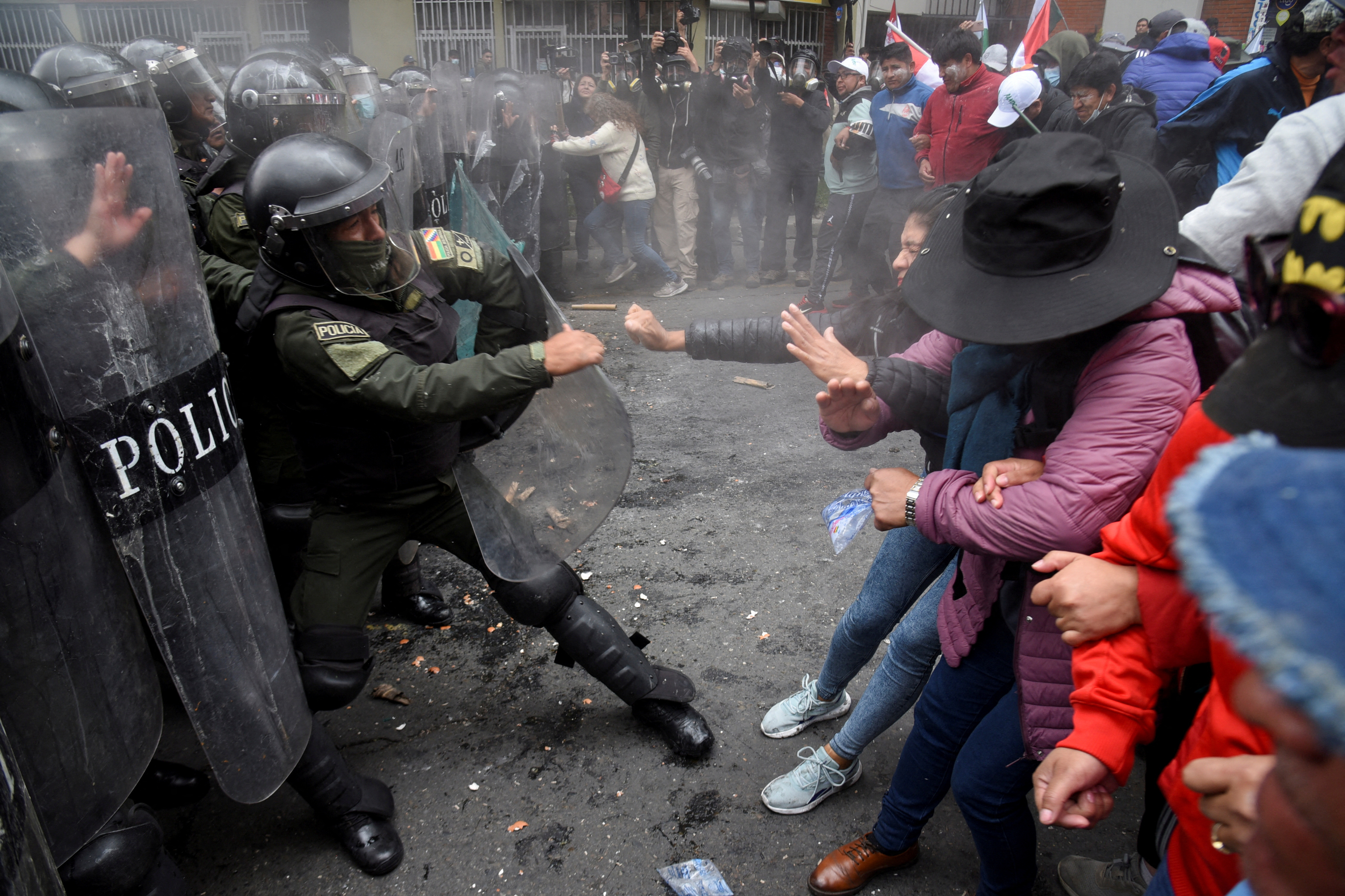 La policía boliviana reprime las protestas de las docentes en La Paz (REUTERS/Claudia Morales)