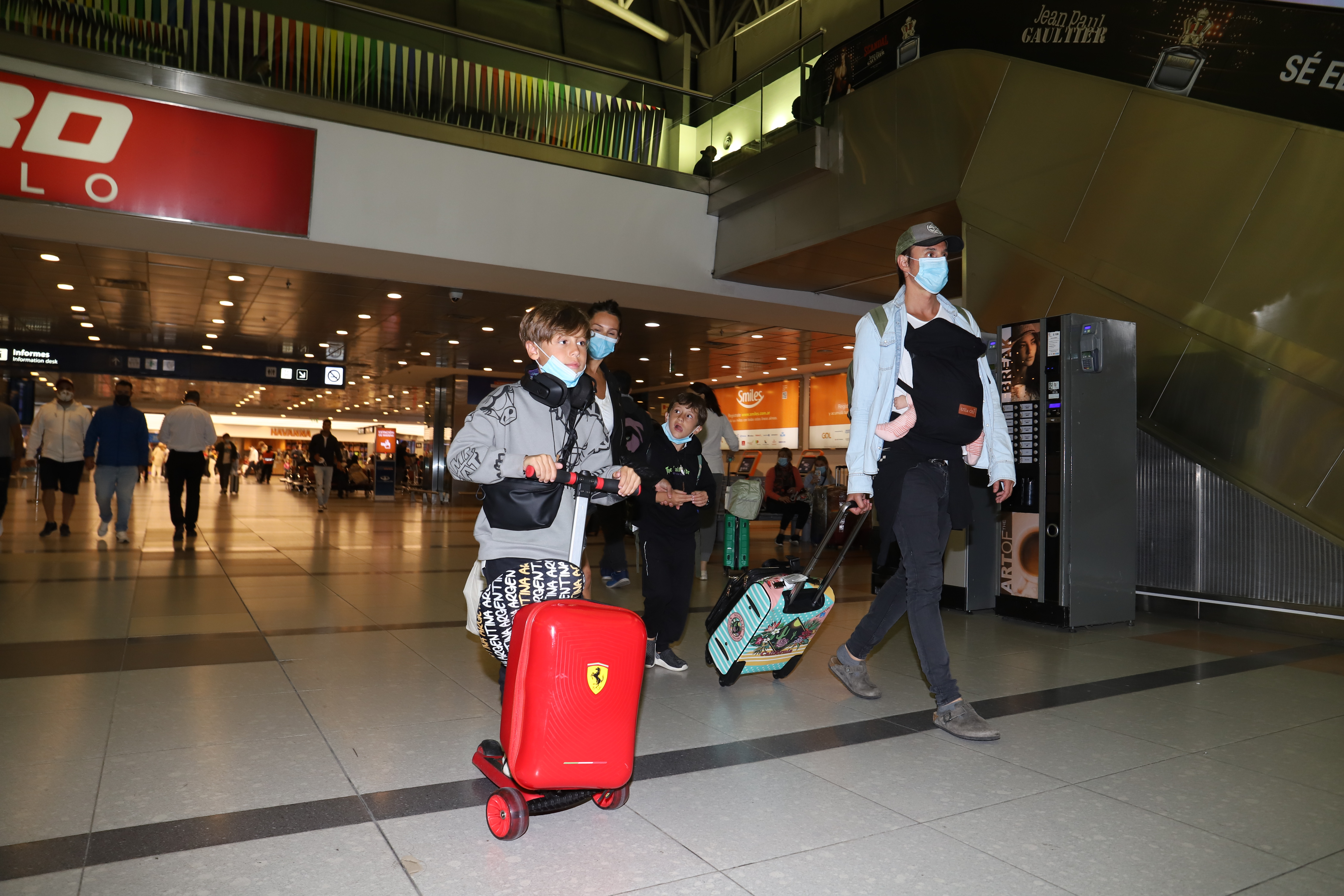 Pampita y su familia saliendo del aeropuerto (Fotos: Ramiro Souto)