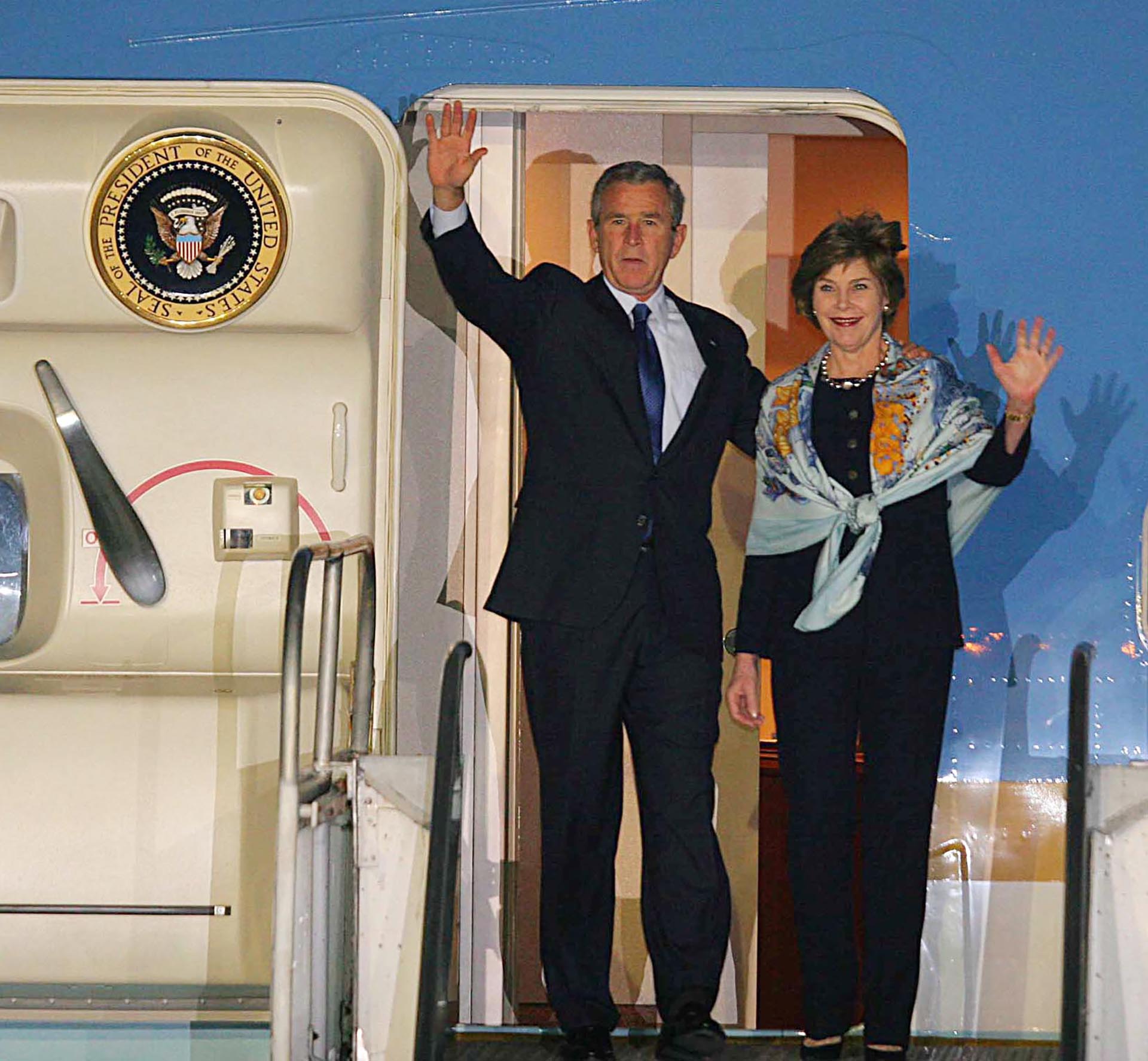 El presidente norteamericano George W. Bush y su esposa Laura saludan al llegar a Mar del Plata