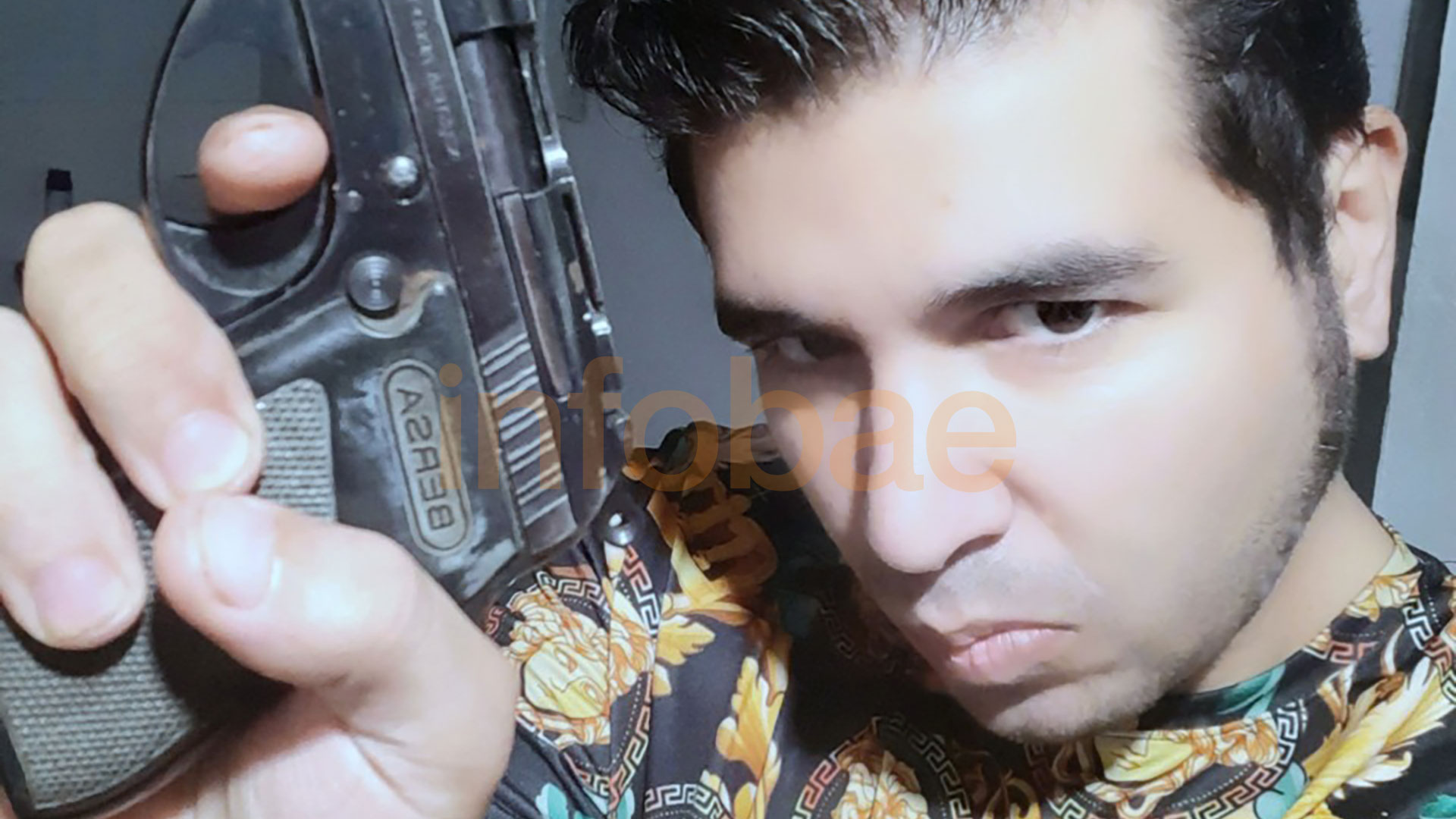 Fernando Sabag Montiel con el arma que utilizó para atacar a la vicepresidenta