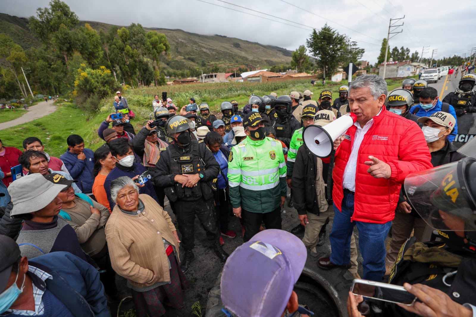 Ministro Carlos Palacios pide comprensión a ciudadanos de Huancayo. | Foto: Minem