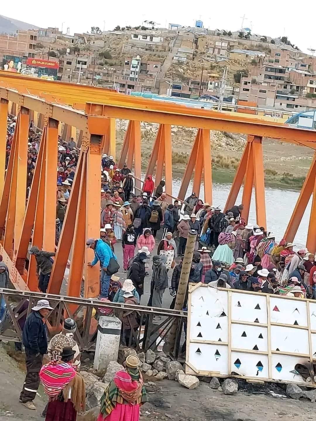 Carreteras bloqueadas en Puno y otras regiones por el paro nacional en Perú