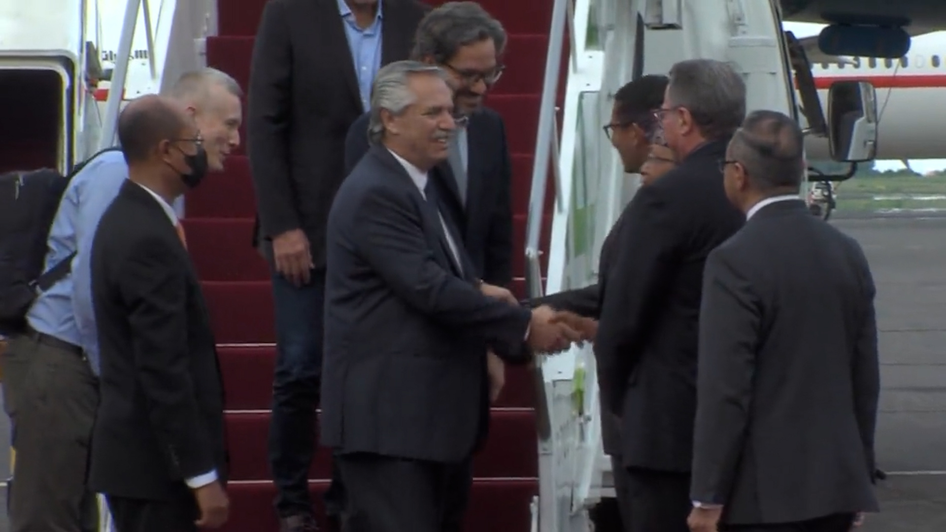 Alberto Fernández saluda al llegar a Bali, ciudad en la que se realizará una nueva reunión del G20