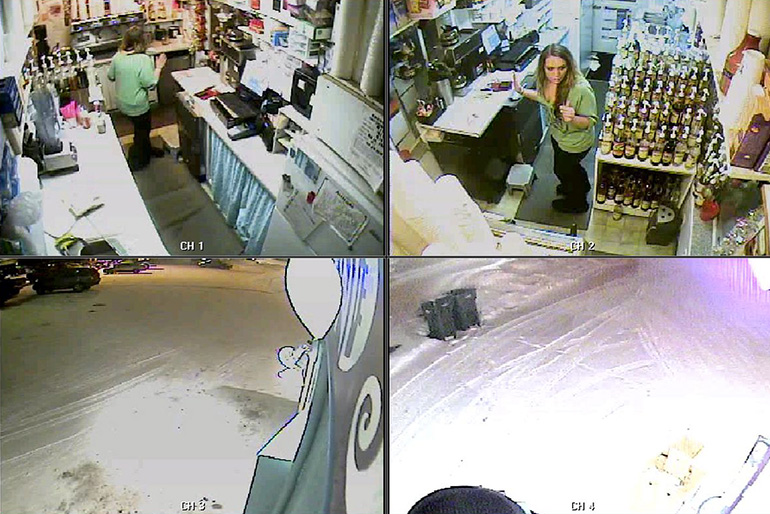 Samantha Koenig, 18, mientras preparaba un café en Anchorage, Alaska. El registro que dejaron las cámaras de seguridad antes de su desaparición (AP)