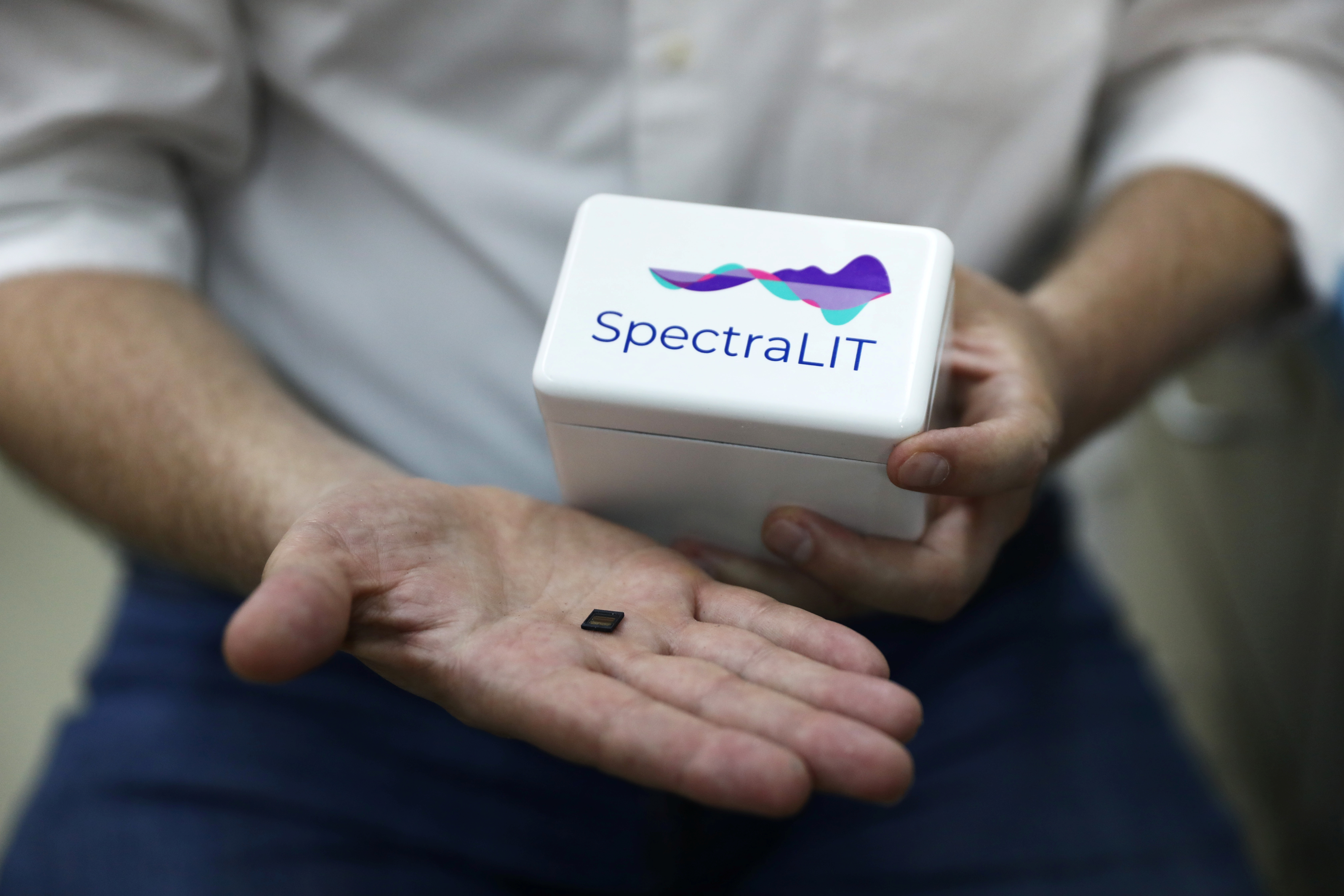 El aparato, SpectraLIT, tiene el tamaño de un plato de café y es alimentado por USB (Reuters)