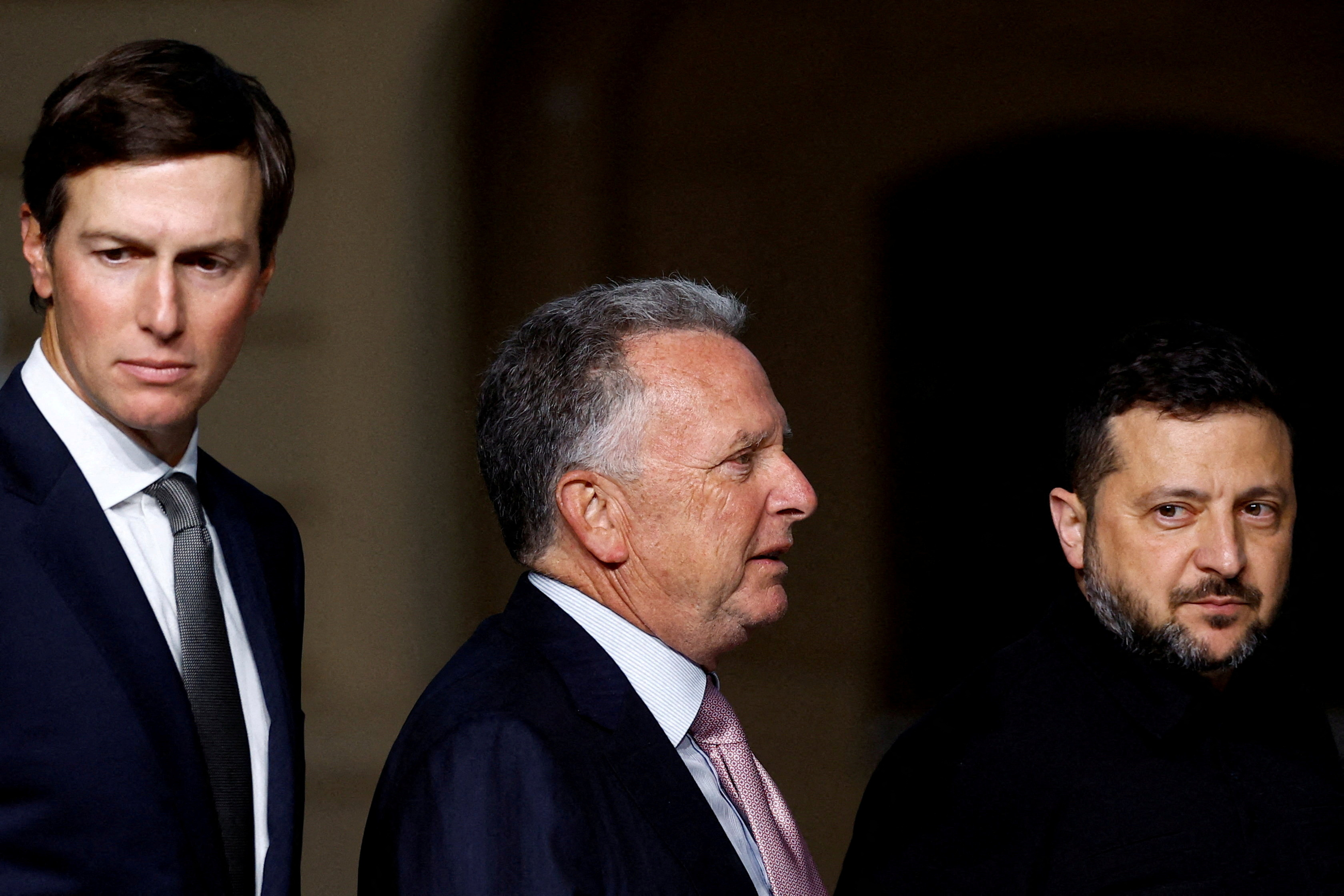 Zelensky mantuvo conversaciones con los enviados de Trump y agradeció a EEUU por reanudar el intercambio de inteligencia