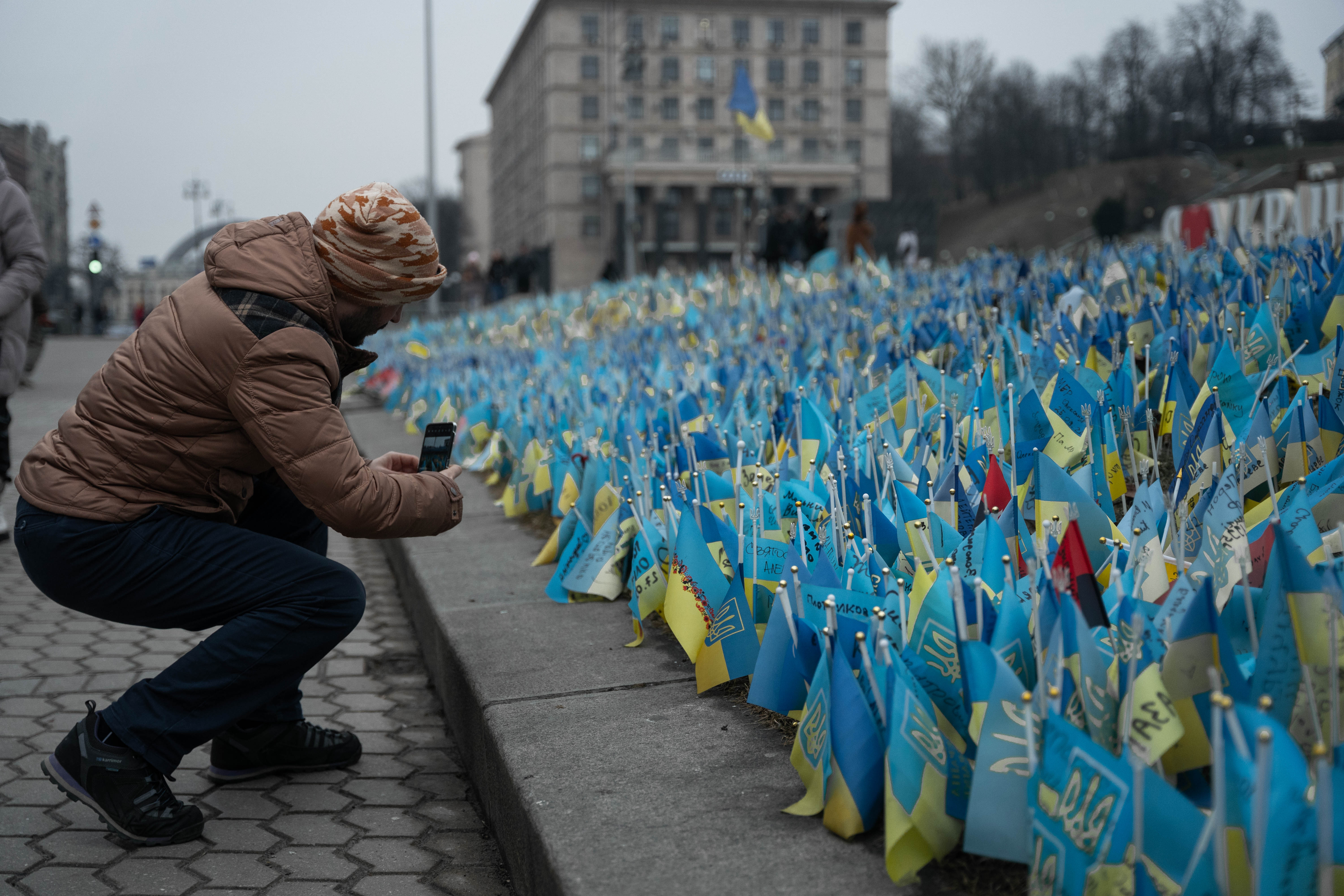 Banderas ucranianas en homenaje a los soldados caídos cerca de la plaza Maidan