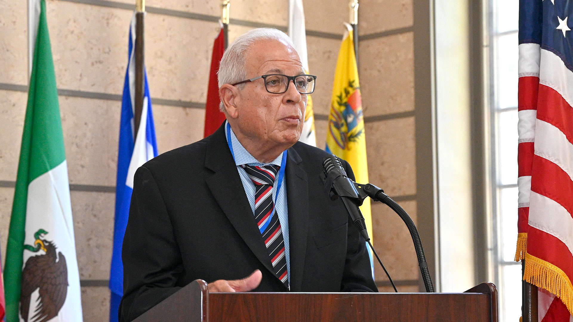 El ex alcalde de Miami, y presidente del InterAmerica Institute for Democracy, Tomás Regalado abrió el foro