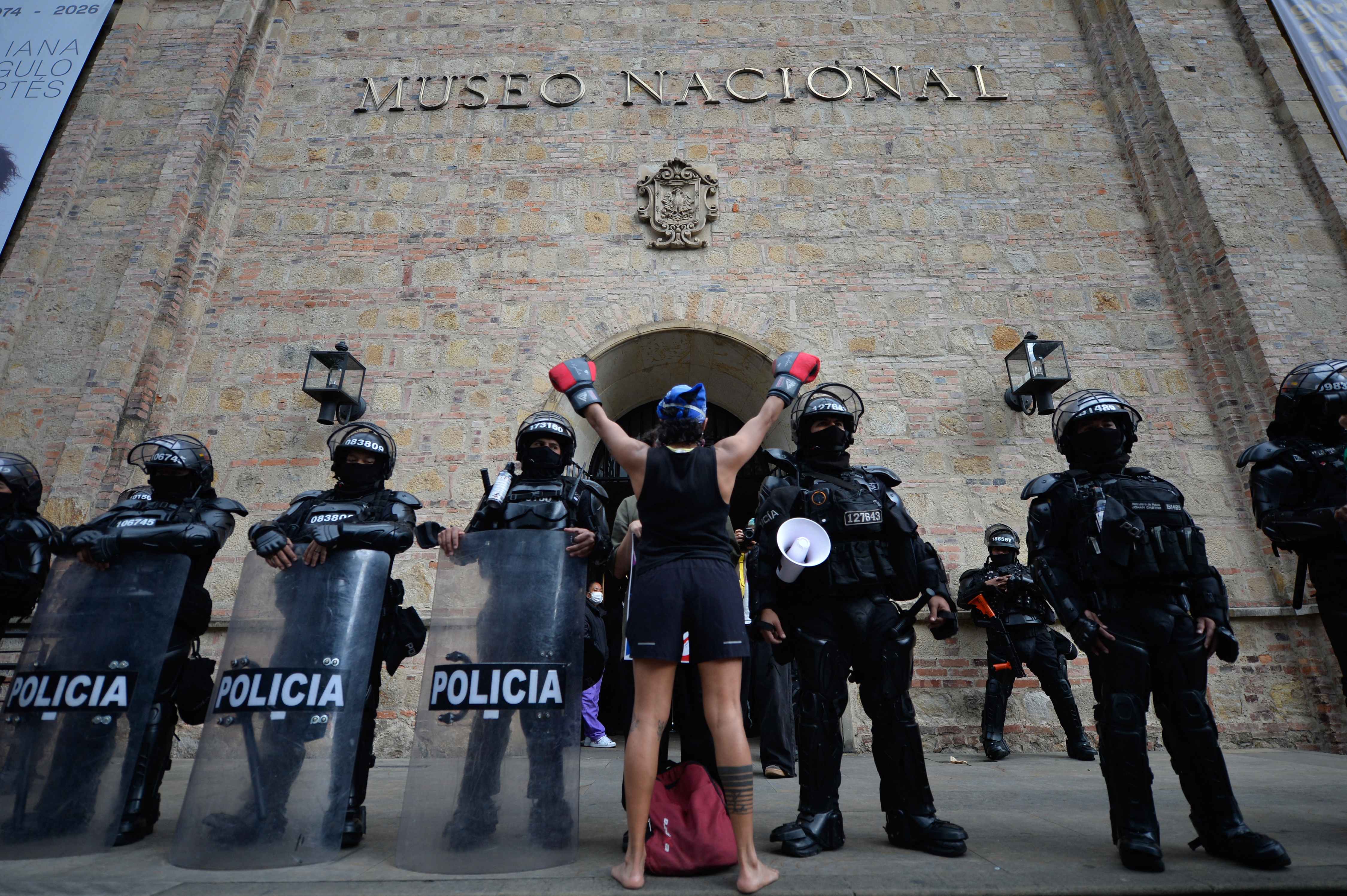 Censura en Colombia: el gobierno retiró obras LGBT y del proceso de paz del Museo Nacional y encendió una protesta histórica